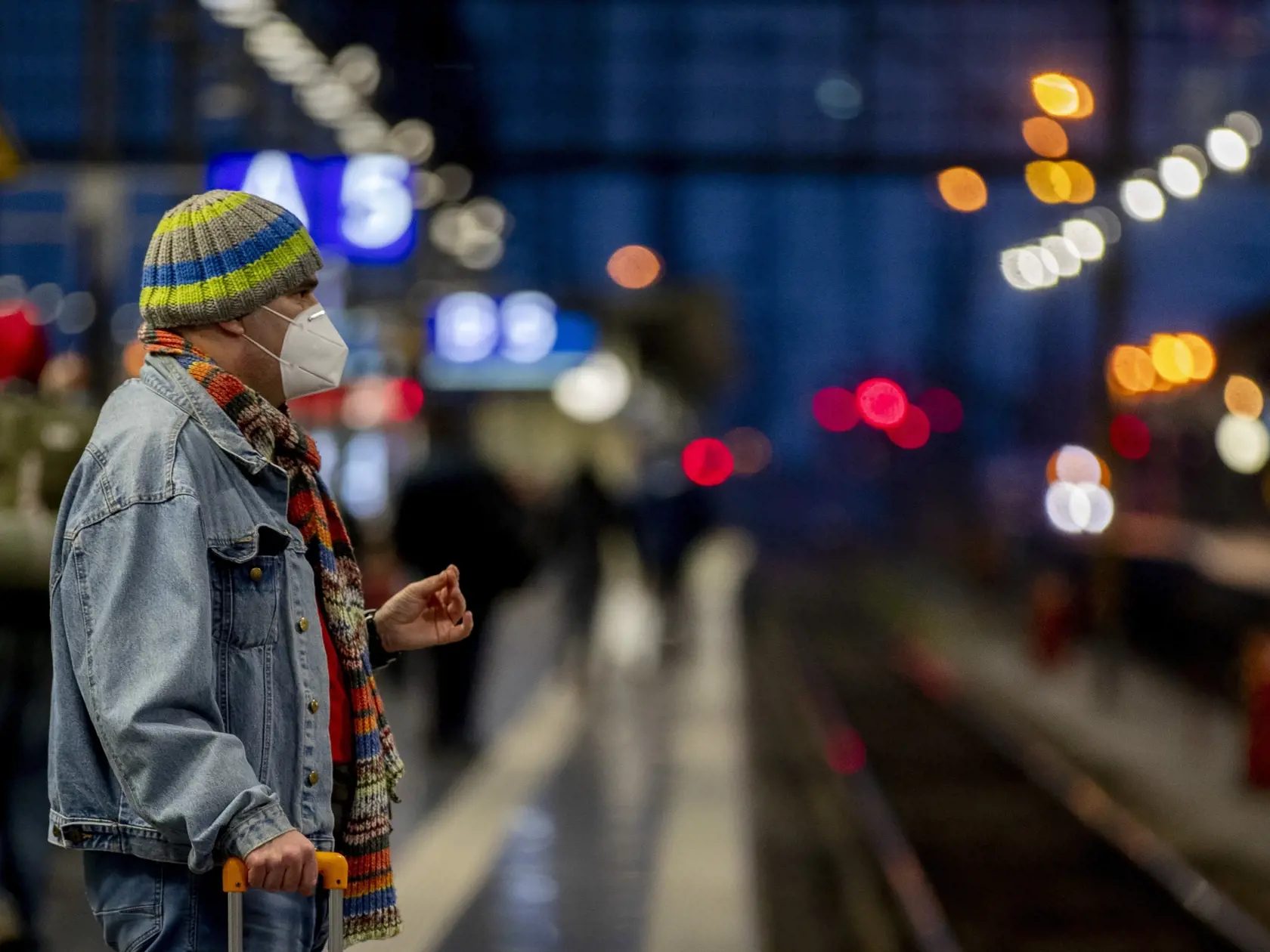EBE 1 Frankfurt nad Mohanom - Na sníke muž s ochranným rúškom stojí na železničnej stanici v nemeckom Frankfurte nad Mohanom 8. novembra 2020. FOTO TASR/AP
A man wearing a face mask waits for a train in the main train station in Frankfurt, Germany, Sunday, Nov. 8, 2020. (AP Photo/Michael Probst)