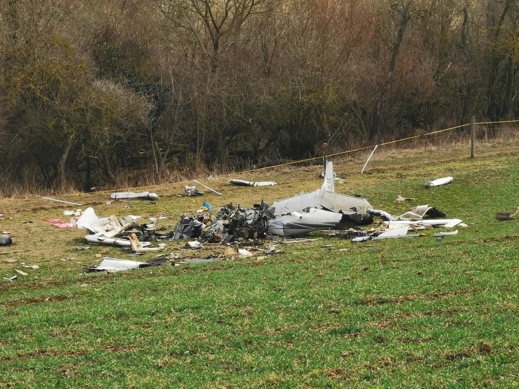 Deň po tragickom nešťastí sú trosky zrúteného lietadla stále na poli, miesto obhliadajú pracovníci Leteckého a námorného vyšetrovacieho útvaru. Na snímke zrútené lietadlo v Trenčianskych Stankovciach 23. februára 2023.