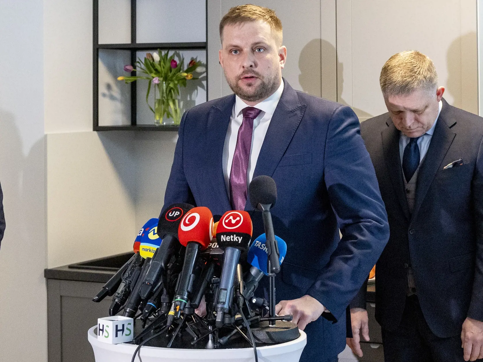 Tlačová konferencia predsedu vlády SR Roberta Fica a ministra dopravy SR Jozefa Ráža. Na snímke je premiér SR Robert Fico a minister zdravotníctva Kamil Šaško. 