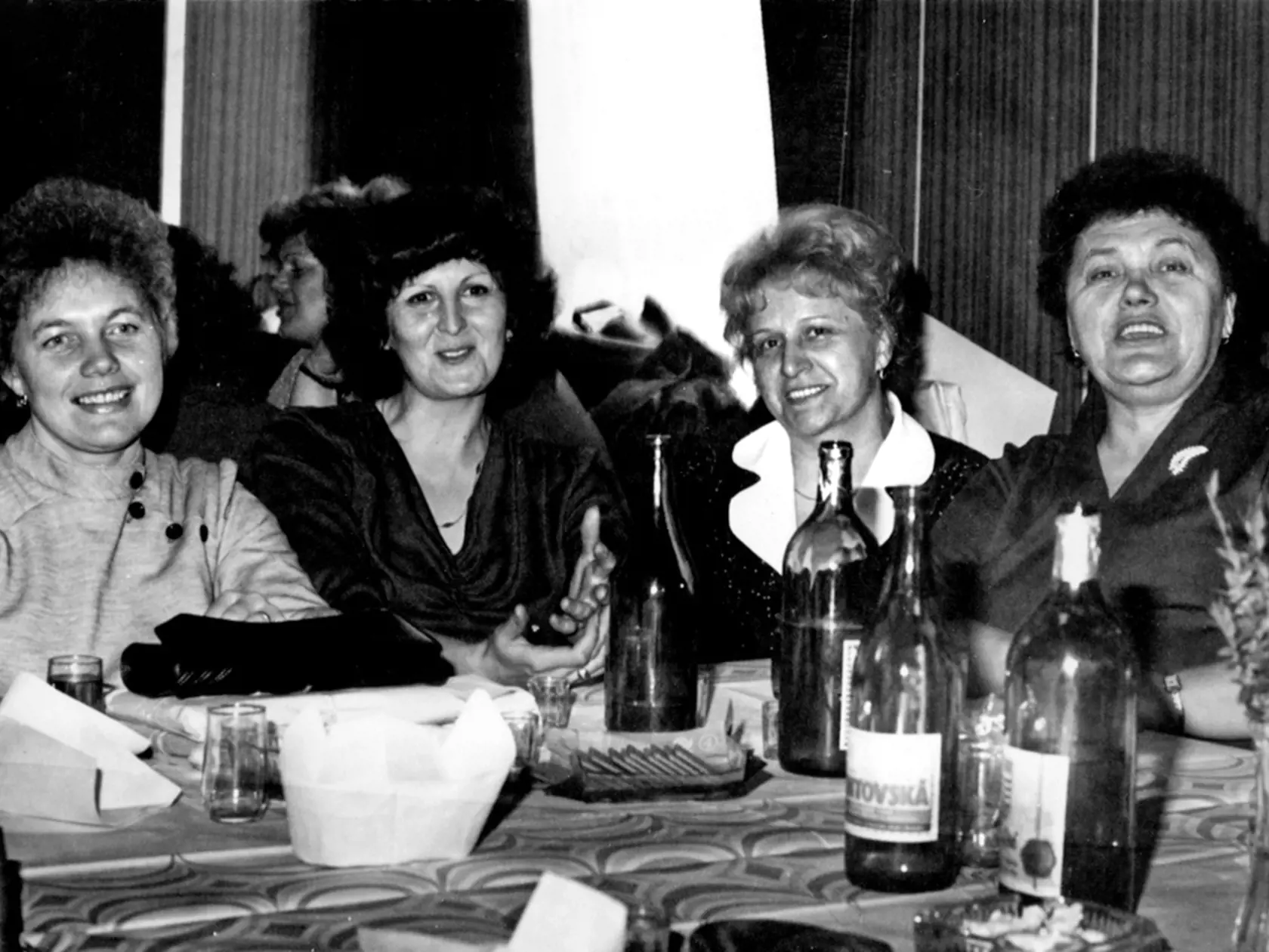 1985, Slovenská Ľupča (okr. Banská Bystrica): „Dnes už len s nostalgiou spomíname na  dobré časy,“ napísala Elena Pašková. Takto oslavovali pracovníčky Strojární štátnych lesov Slovenská Ľupča.