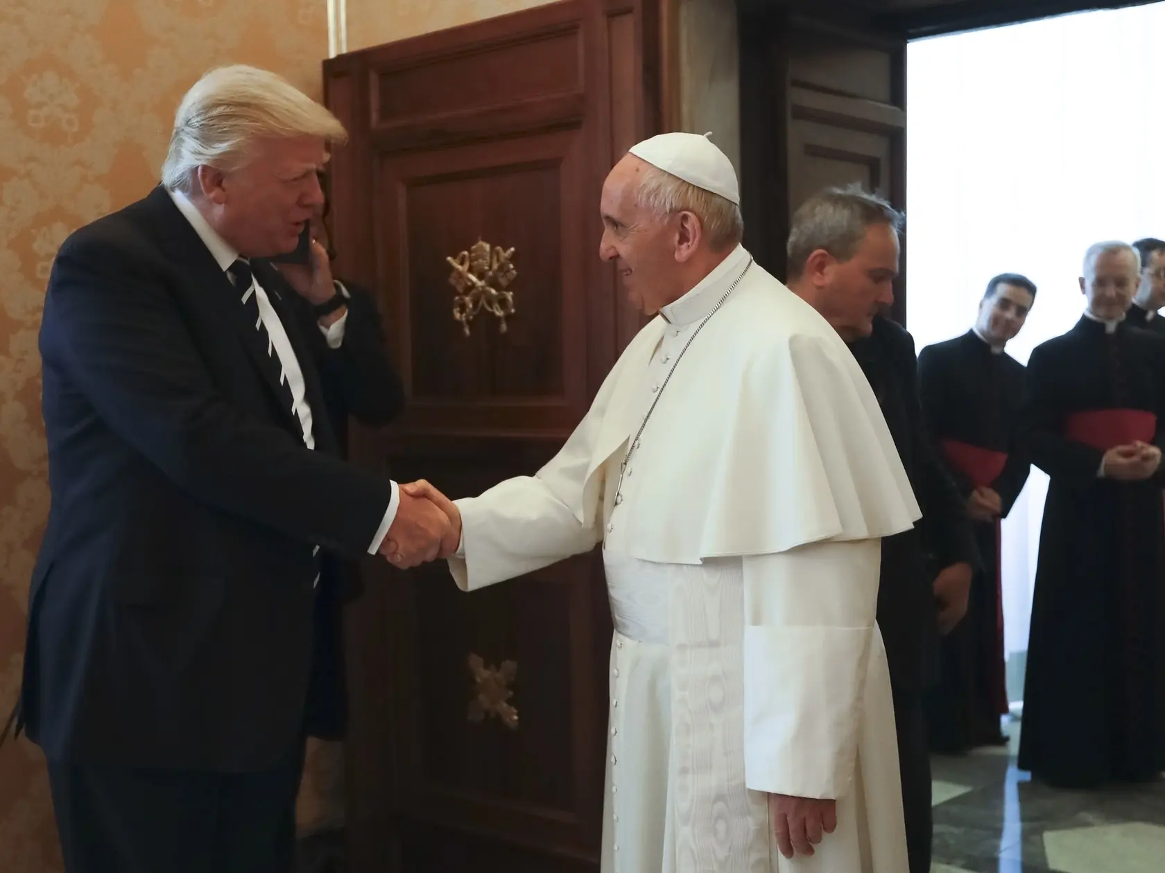 AZ19 archív Vatikán - Na archívnej snímke z 24. mája 2017 pápež František (vpravo v popredí) a prezident USA Donald Trump si podávajú ruky počas ich stretnutia vo Vatikáne. Sústrasť nad úmrtím pápeža Františka, ktorý zomrel v pondelok vo veku 88 rokov, vyjadril aj Biely dom a odchádzajúci nemecký kancelár Olaf Scholz. FOTO TASR/AP

FILE - Pope Francis meets with President Donald Trump, left, on the occasion of their private audience, at the Vatican, May 24, 2017. (AP Photo/Alessandra Tarantino, Pool, File)