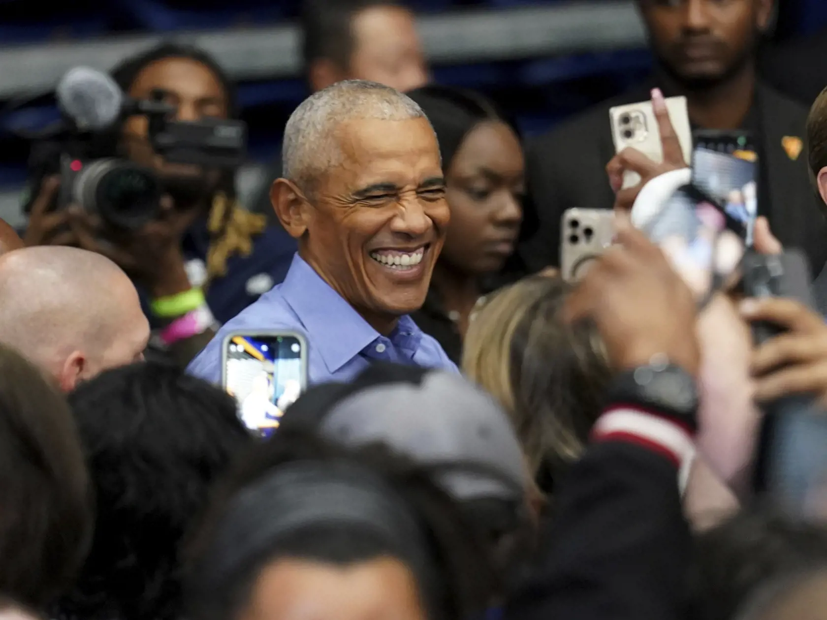 WA 23 Pittsburgh - Bývalý americký prezident Barack Obama sa usmieva po vystúpení na predvolebnom zhromaždení na podporu demokratickej prezidentskej kandidátky a americkej viceprezidentky Kamaly Harrisovej v Pittsburghu vo štvrtok 10. októbra 2024. FOTO TASR/AP


Former President Barack Obama greets attendees after speaking at a campaign rally supporting Democratic presidential nominee Vice President Kamala Harris, Thursday, Oct. 10, 2024, at the University of Pittsburgh's Fitzgerald Field House in Pittsburgh. (AP Photo/Matt Freed)