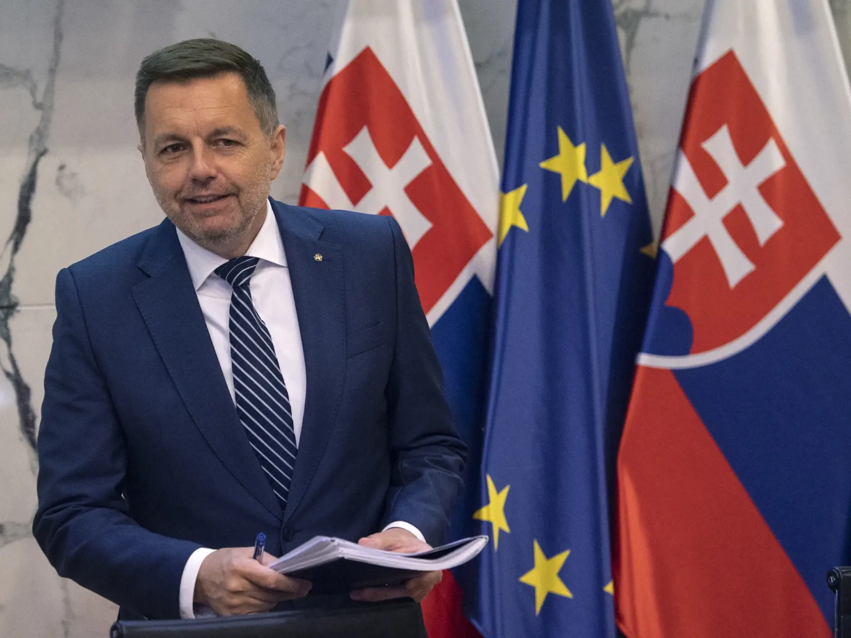 Na snímke guvernér Národnej banky Slovenska (NBS) Peter Kažimír počas tlačovej konferencie NBS k ekonomickému a menovému vývoju - leto 2022. V Bratislave, 21. júna 2022. FOTO TASR - Pavel Neubauer