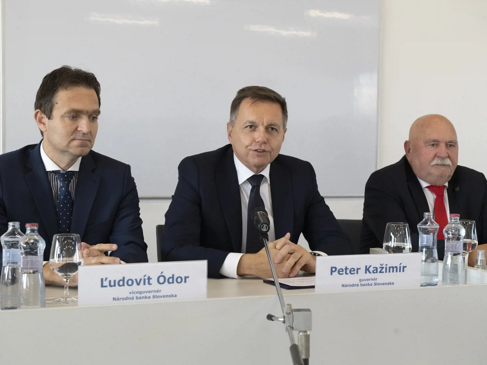 Na snímke zľava viceguvernér NBS Ľudovít Ódor, guvernér NBS Peter Kažimír a rektor STU Oliver Moravčík počas predstavenia INOLab - centra pre inovácie a kybernetickú bezpečnosť v Bratislave 14. novembra 2022. FOTO TASR - Pavel Neubauer