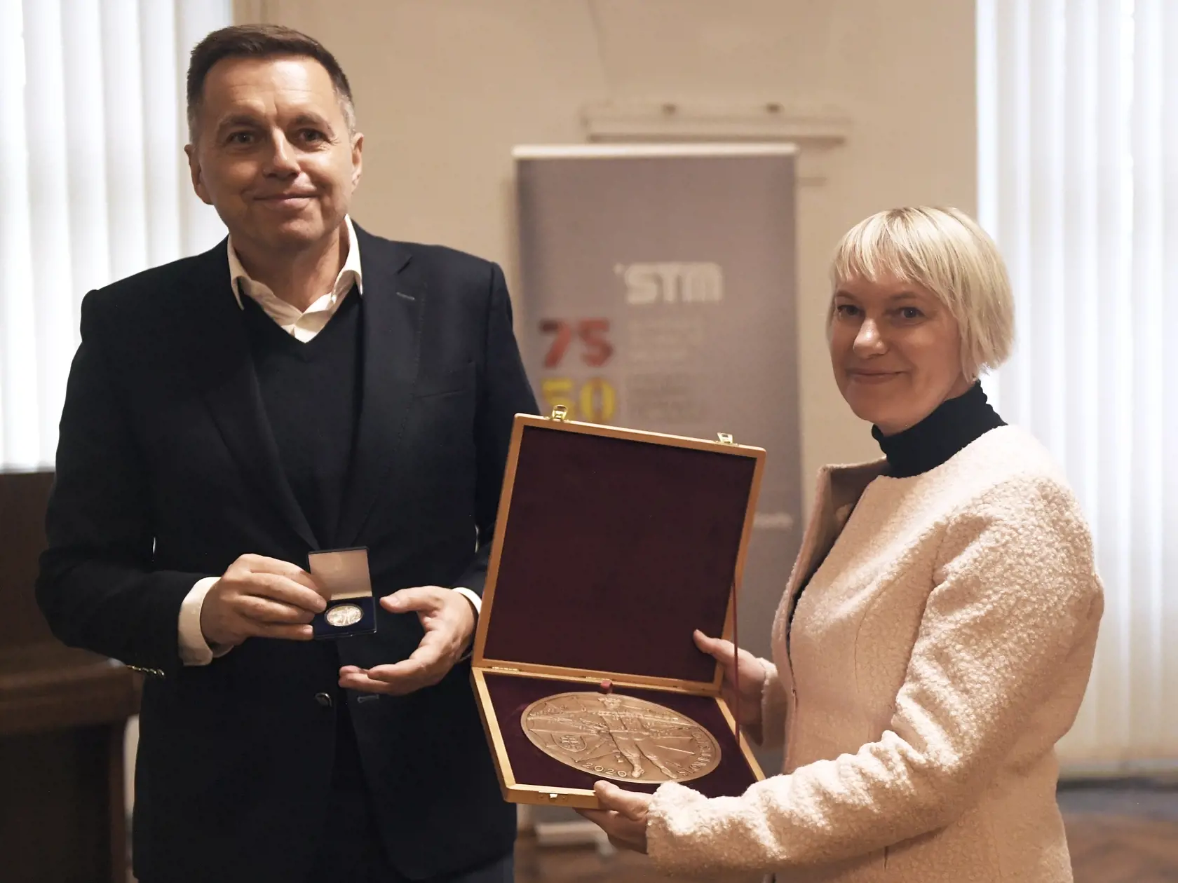 Na snímke vľavo guvernér Národnej banky Slovenska (NBS) Peter Kažimír odovzdáva riaditeľke Slovenského technického múzea v Košiciach Zuzane Šullovej odliatky zberateľskej euromince pri príležitosti 150. výročia narodenia Štefana Baniča v Košiciach 22. novembra 2022. FOTO TASR – František Iván