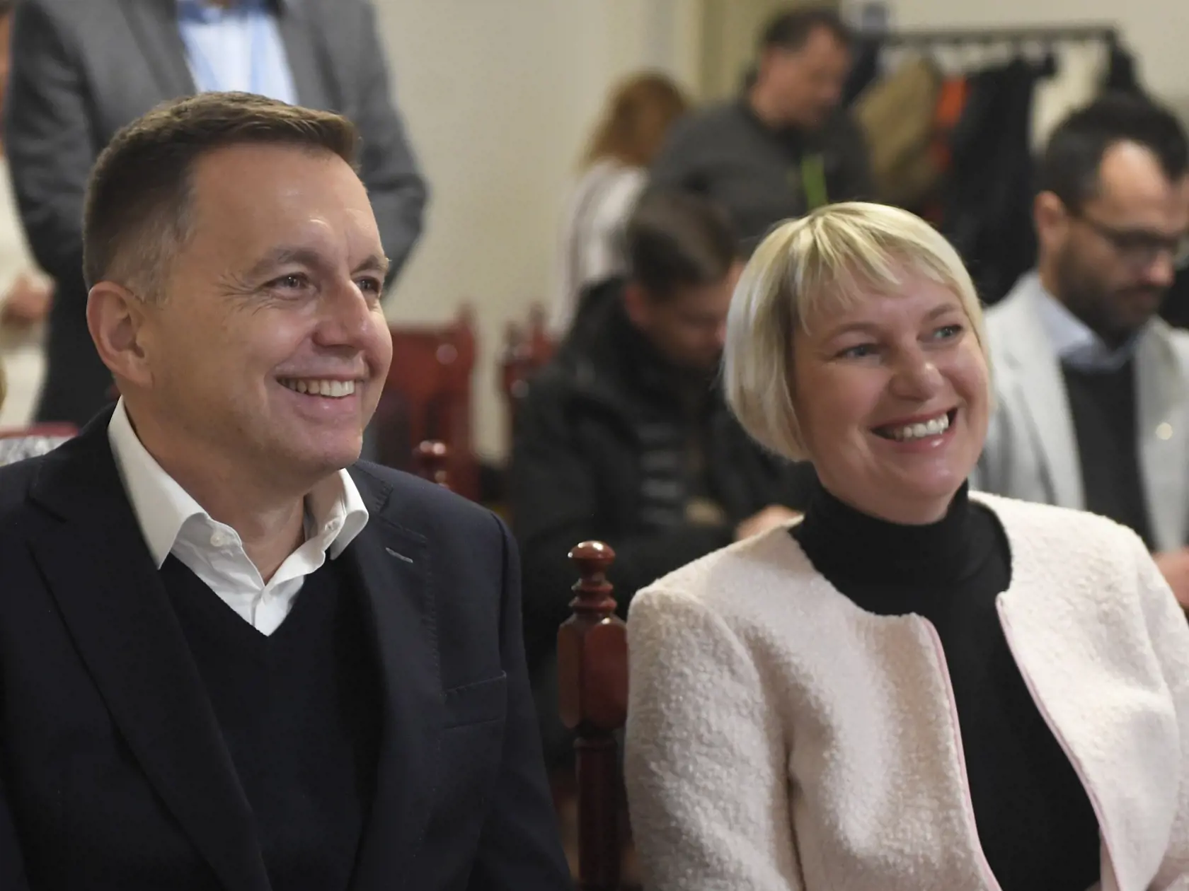 Na snímke zľava guvernér Národnej banky Slovenska (NBS) Peter Kažimír a riaditeľka Slovenského technického múzea v Košiciach Zuzana Šullová počas odovzdávania odliatkov zberateľskej euromince pri príležitosti 150. výročia narodenia Štefana Baniča v Košiciach 22. novembra 2022. FOTO TASR – František Iván