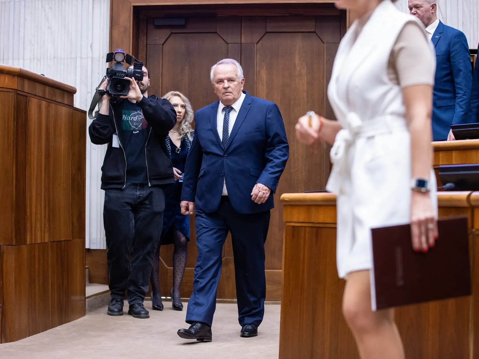 Na snímke Miroslav Radačovský, ktorý skladá poslanecký sľub v NRSR.