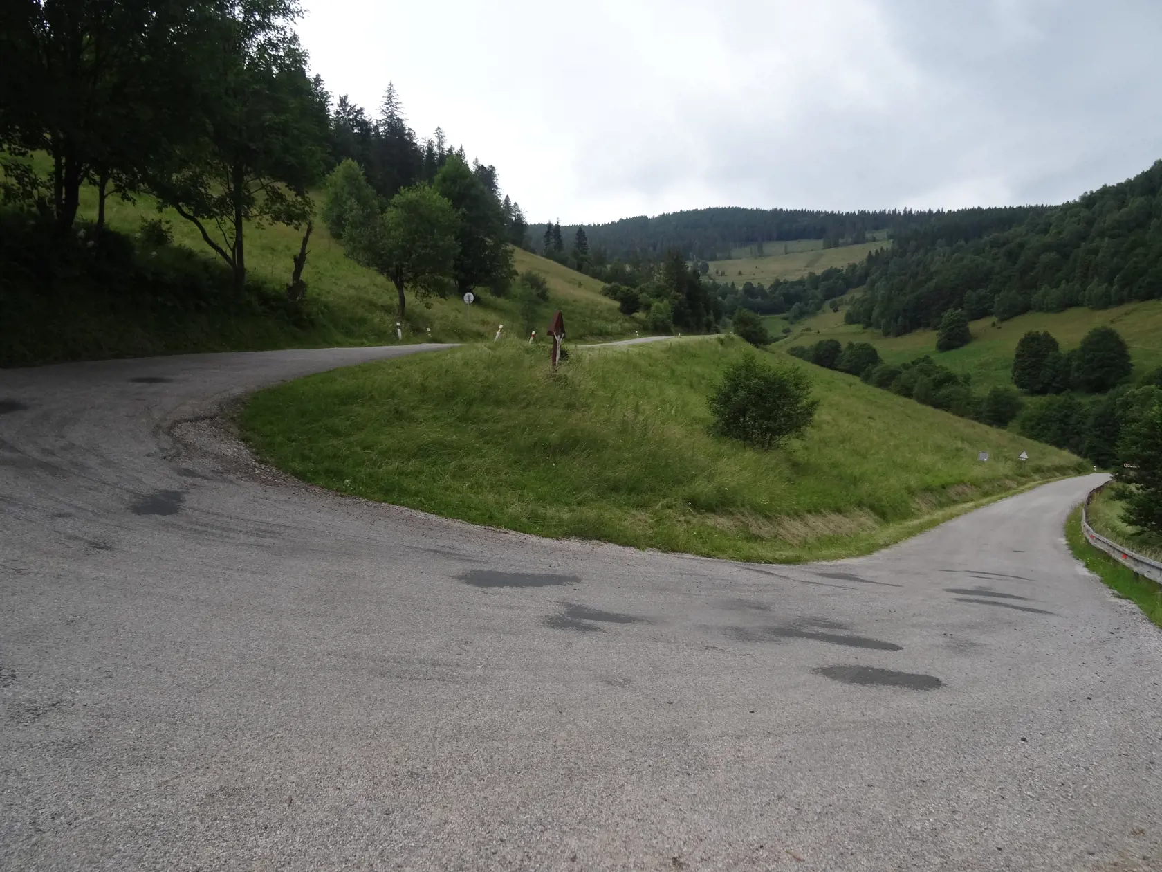 Autobus po zastavení v pravej strane zákruty začal samovoľne cúvať až sa napokon prevalil cez zvodidlá a skončil pod kopcom.