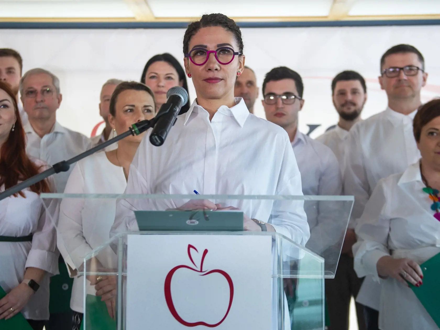 "V prípade zvolenia do výkonnej funkcie sa členovia Jablka zrieknu výhod, akými je limuzína so šoférom alebo ochranka."