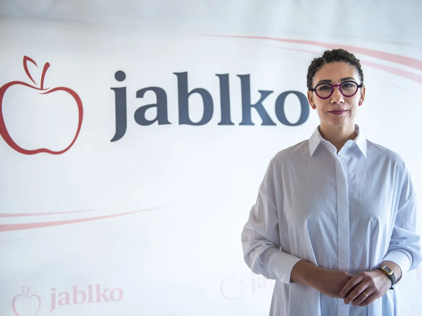 "Každý, kto bude mať záujem stať sa členom Jablka, podpíše kľúčový dokument, ktorý od základu mení štandard politických strán a politikov na Slovensku - je to náš manifest," uvádza Nicholsonová.