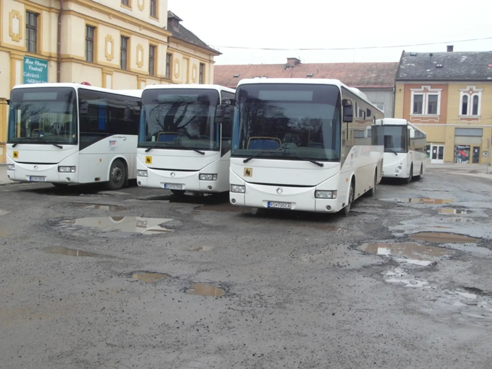 STANICA TERAZ: Všade výtlky a ľudia čakajúci v čase i nečase pod holým nebom.