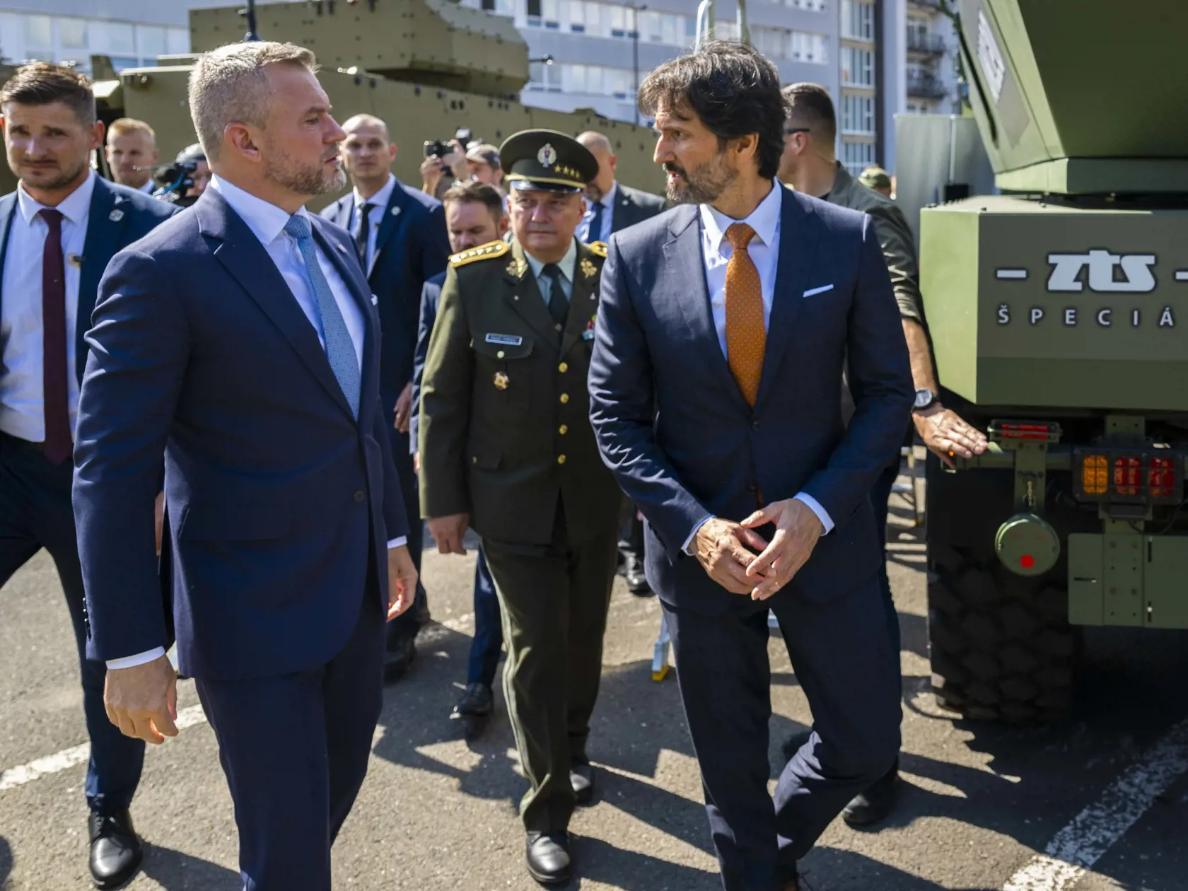 Na snímke v popredí zľava hlavný veliteľ Ozbrojených síl SR a prezident SR Peter Pellegrini (vľavo), náčelník generálneho štábu Ozbrojených síl (OS) SR Daniel Zmeko a minister obrany Robert Kaliňák si prezerajú vojenskú techniku počas návštevy na ministerstve obrany v Bratislave v stredu 24. júla 2024.