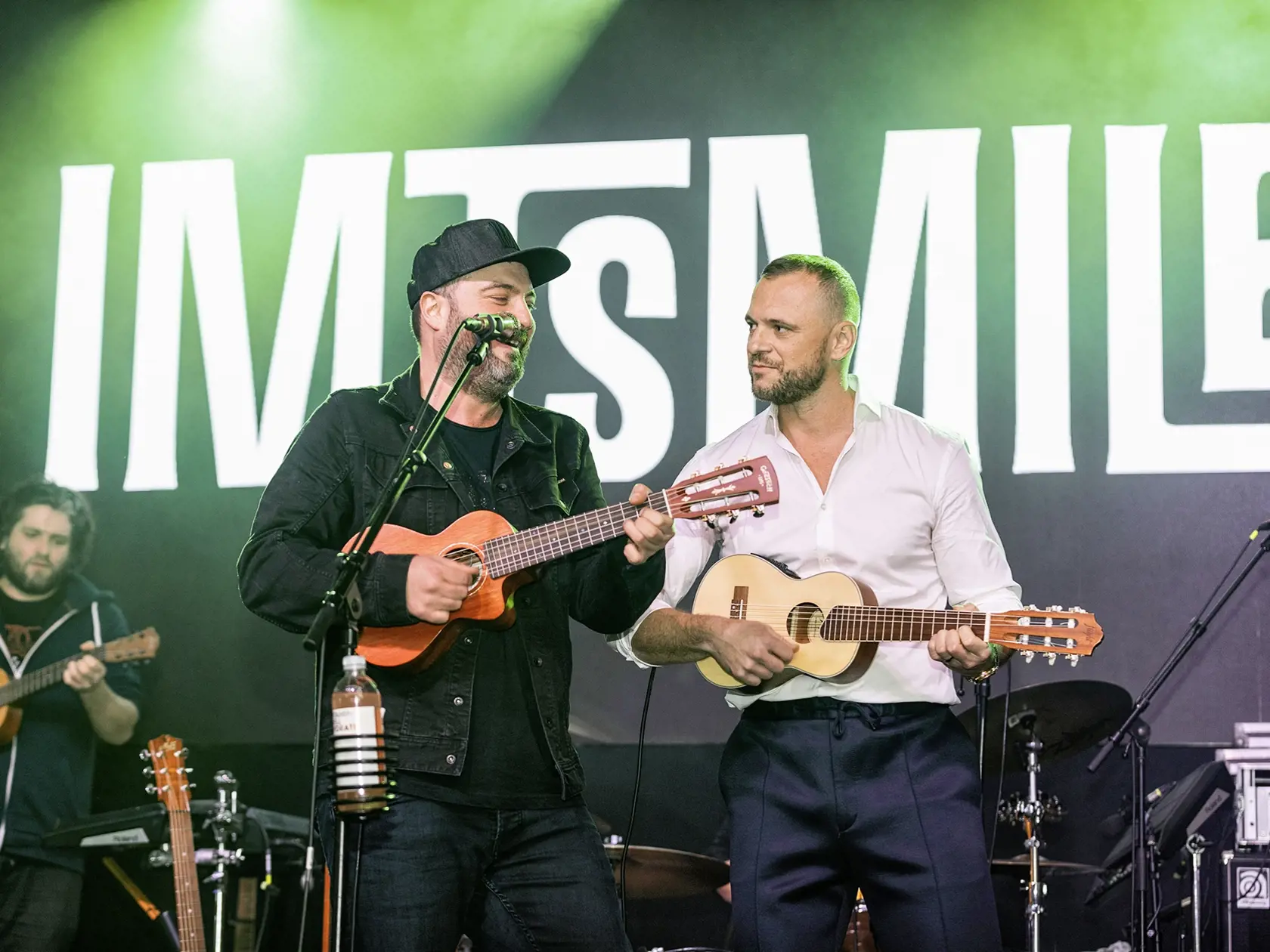 Vďaka radám IVANA TÁSLERA sa naučil hrať na gitare, ktorú často využíva najmä pri strážení dcéry Belly.