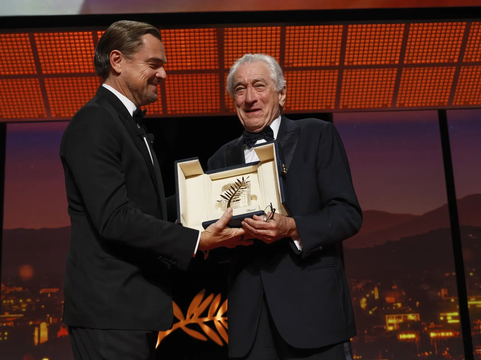 WA 3 Cannes - Americký herec Robert De Niro (vpravo), ktorému Leonardo DiCaprio odovzdáva Zlatú palmu za jeho celoživotné dielo počas otváracieho ceremoniálu 78. ročníka Medzinárodného filmového festivalu vo francúzskom letovisku Cannes v utorok 13. mája 2025. FOTO TASR/AP 


Leonardo DiCaprio, left, and Robert De Niro, recipient of the Honorary Palme d'Or, pose for photographers during the opening ceremony of the 78th international film festival, Cannes, southern France, Tuesday, May 13, 2025. (Photo by Joel C Ryan/Invision/AP)