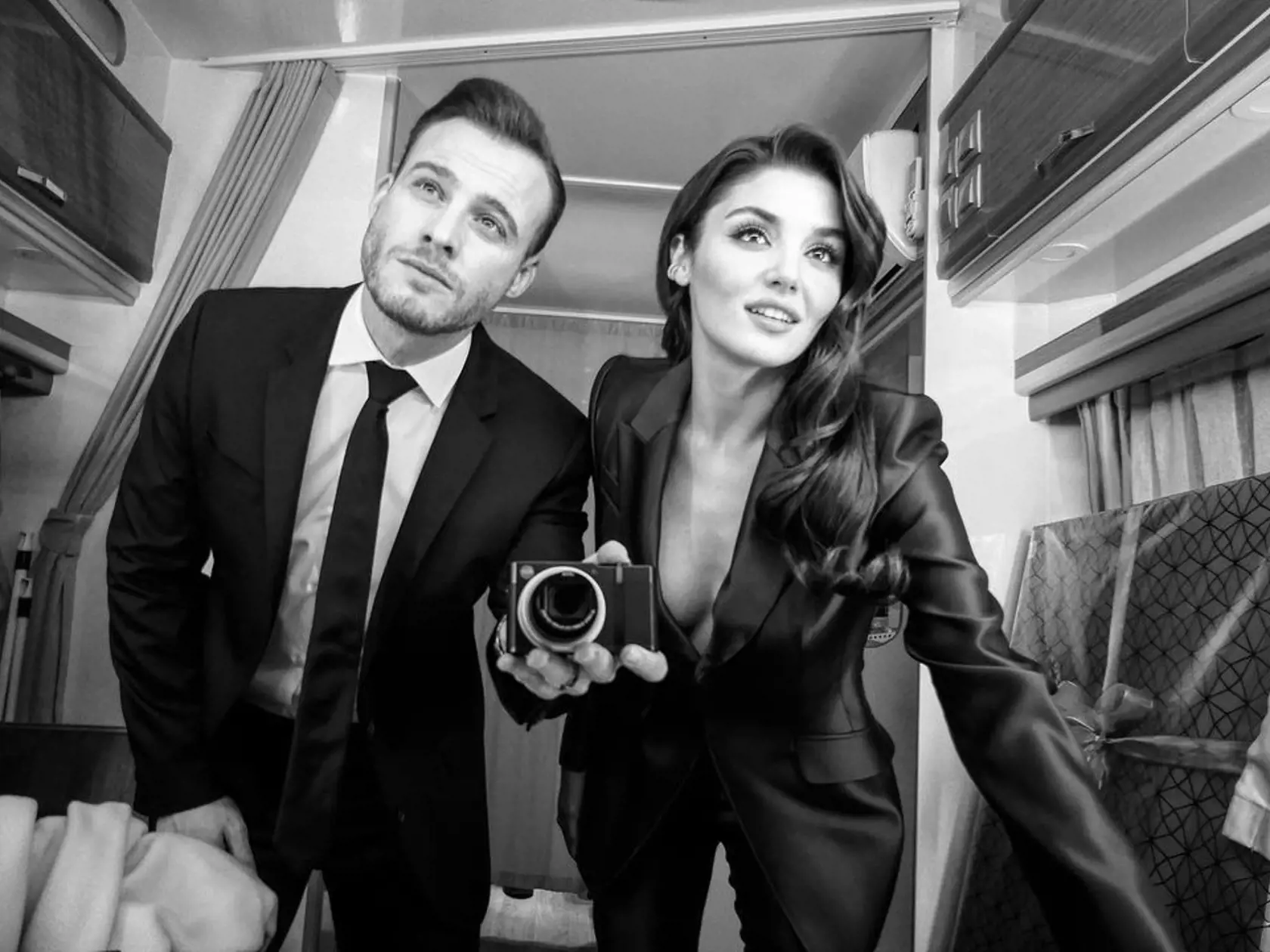 So sexepílom na tom o nič horšie nie je ani jej herecký kolega Kerem Bürsin (34), ktorý stvárnil arogantného Serkana. Na sociálnej sieti Instagram, kde ho sleduje takmer 10 miliónov fanúšikov, sa tiež rád pochváli svojím svalnatým telom. Čo poviete, sú hviezdy nového seriálu v realite ešte viac sexi ako na televíznych obrazovkách?