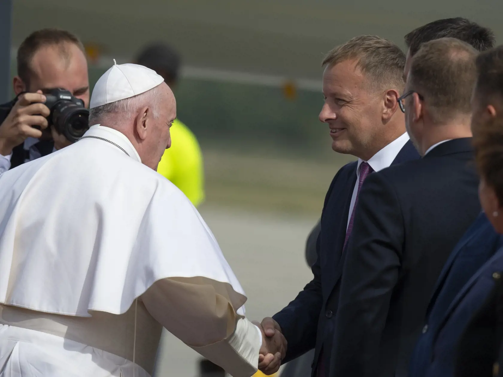 V nedeľu 12. septembra 2021 pricestoval na oficiálnu návštevu Slovenska pápež František. Počas návštevy, ktorá potrvá do 15. septembra, Svätý Otec zavítal do Bratislavy, Košíc, Prešova a Šaštína, kde bola na programe svätá omša s homíliou Svätého Otca. Návšteva, ktorej mottom je “ S Máriou a Jozefom na ceste za Ježišom” je prvou cestou pápeža Františka na Slovensko. Na snímke rozlúčka s pápežom Františkom na bratislavskom letisku 15. septembra 2021, kde sa s ním rozlúčil predseda NR SR Boris Kol