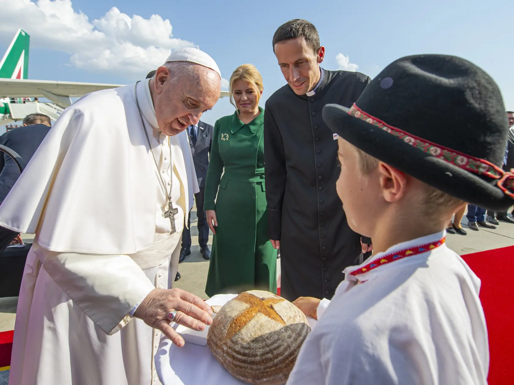 Pápež František po príchode na Slovensko.