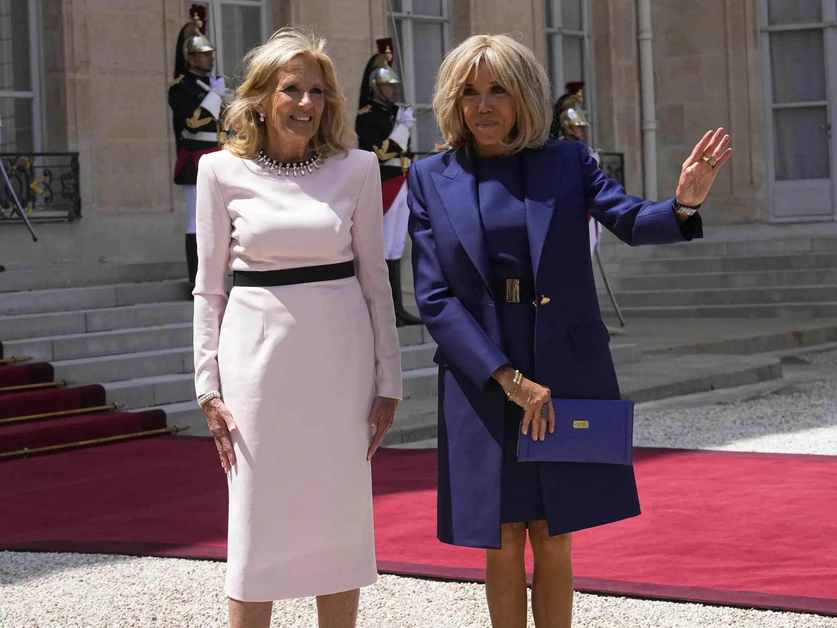 Prvá dáma Francúzska Brigitte Macronová (vpravo) a prvá dáma Spojených štátov Jill Bidenová pózujú pred Elyzejským palácom v Paríži v sobotu 8. júna 2024. Americký prezident Joe Biden s manželkou v stredu pricestovali na päťdňovú návštevu Francúzska, kde sa v Normandii zúčastnili na oslavách 80. výročia vylodenia spojencov. Do Francúzska pricestoval počas volebného roka. Podľa prieskumov pred novembrovými prezidentskými voľbami zvádza tesný súboj s republikánom Donaldom Trumpom.