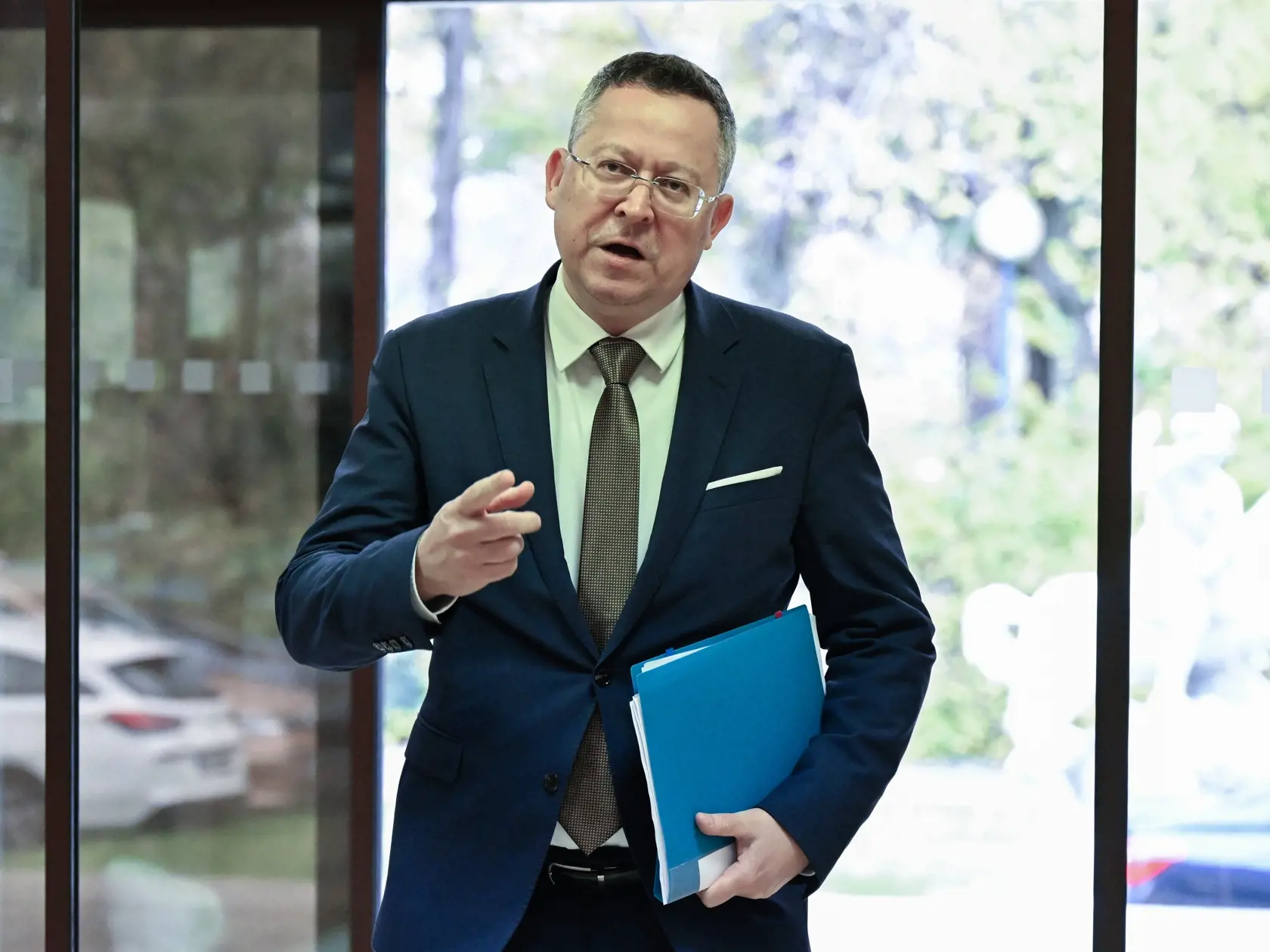 Je táto investícia bezpečná?
Vyplatenie istiny pri splatnosti a kupónových výnosov garantuje Slovenská republika. Ide o jednu z najbezpečnejších investícií, akú možno na Slovensku získať. Nikdy v minulosti sa nestalo, aby Slovenská republika nevyplatila istinu alebo výnosy investorom do štátnych dlhopisov.