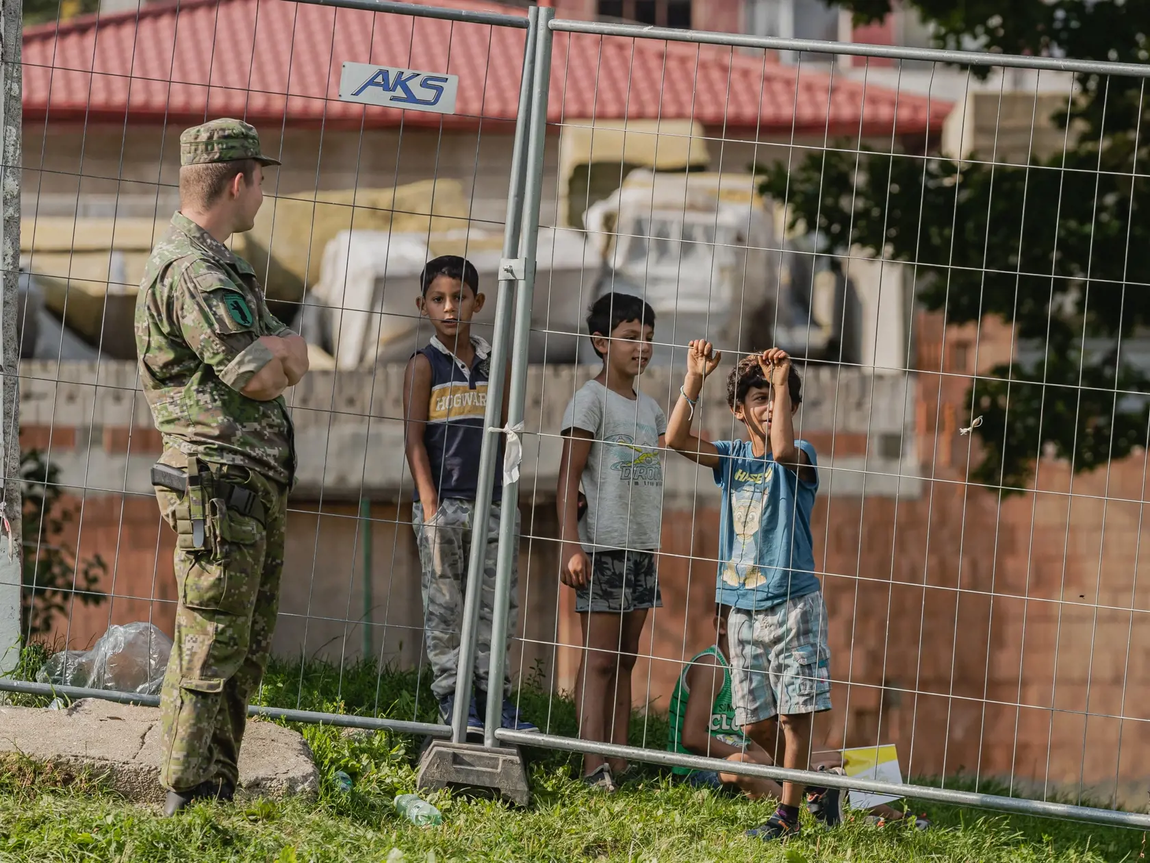 Na snimke rómovia z košického sídlska Luník 9  sa pripravujú na návštevu Pápeža Františka, ktorý mestskú časť navštívi v rámci svojej cesty po Slovensku.