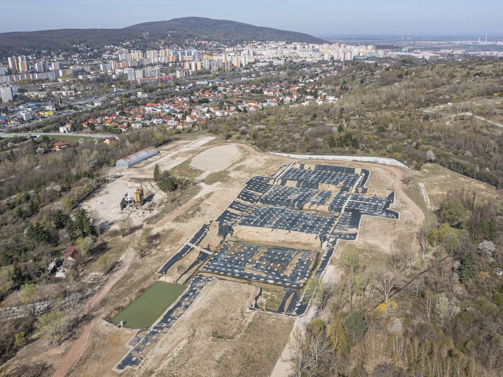 Na snímke z dronu plocha po zbúranej stavbe nemocnice Rázsochy. Bratislava, 24. apríla 2022.