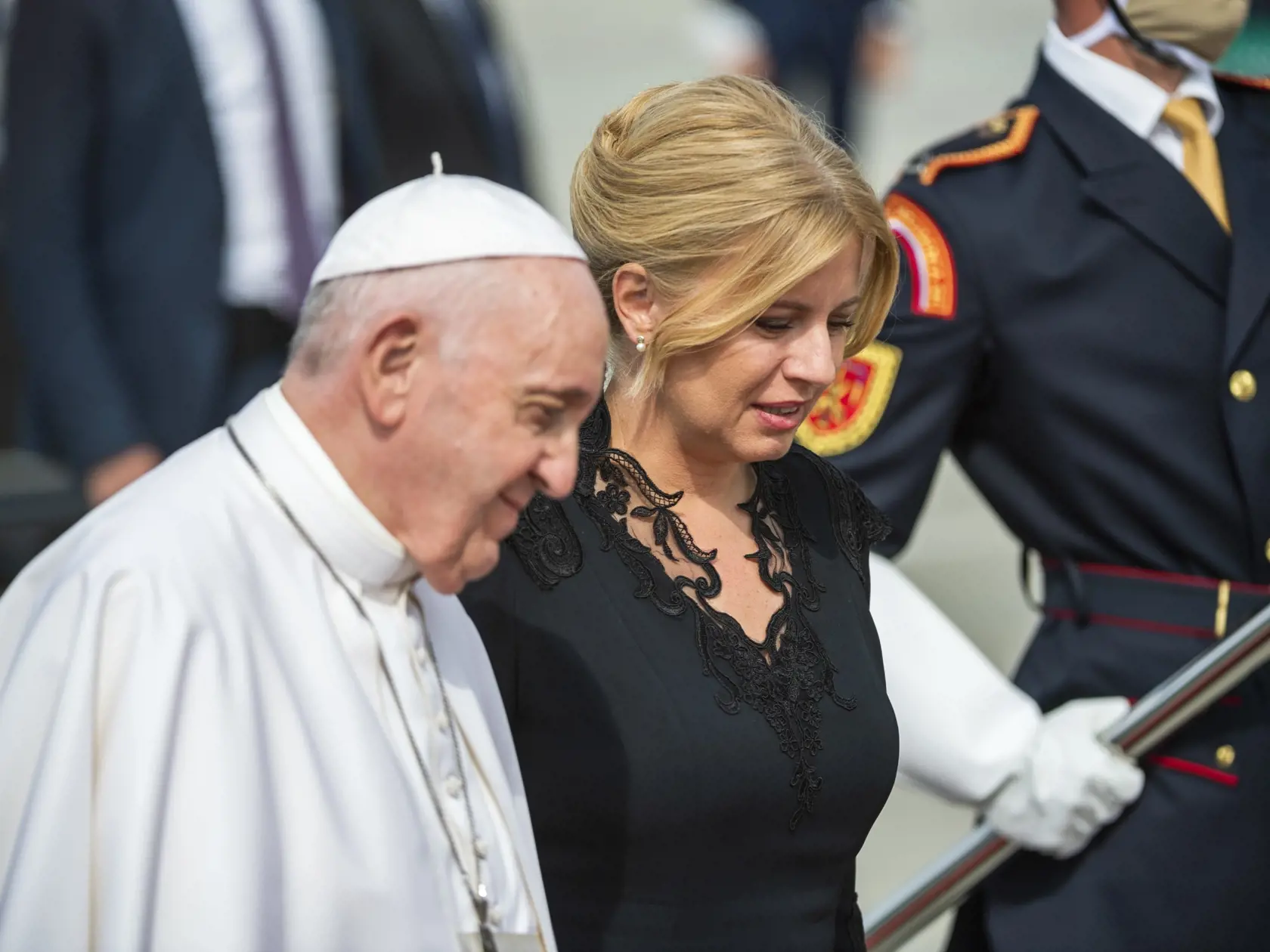 "Dnes som sa rozlúčila na letisku so Svätým Otcom.  V duchu som ale so slzami kývala aj tomu svojmu. V pondelok ešte vnímal, keď som mu povedala, že mu pápež požehnal. Odišiel v pokoji, doma, v starostlivosti rodiny. Ďakujem za všetko, Oci.  V mene celej rodiny ďakujem za všetku prejavenú sústrasť," napísala prezidentka.