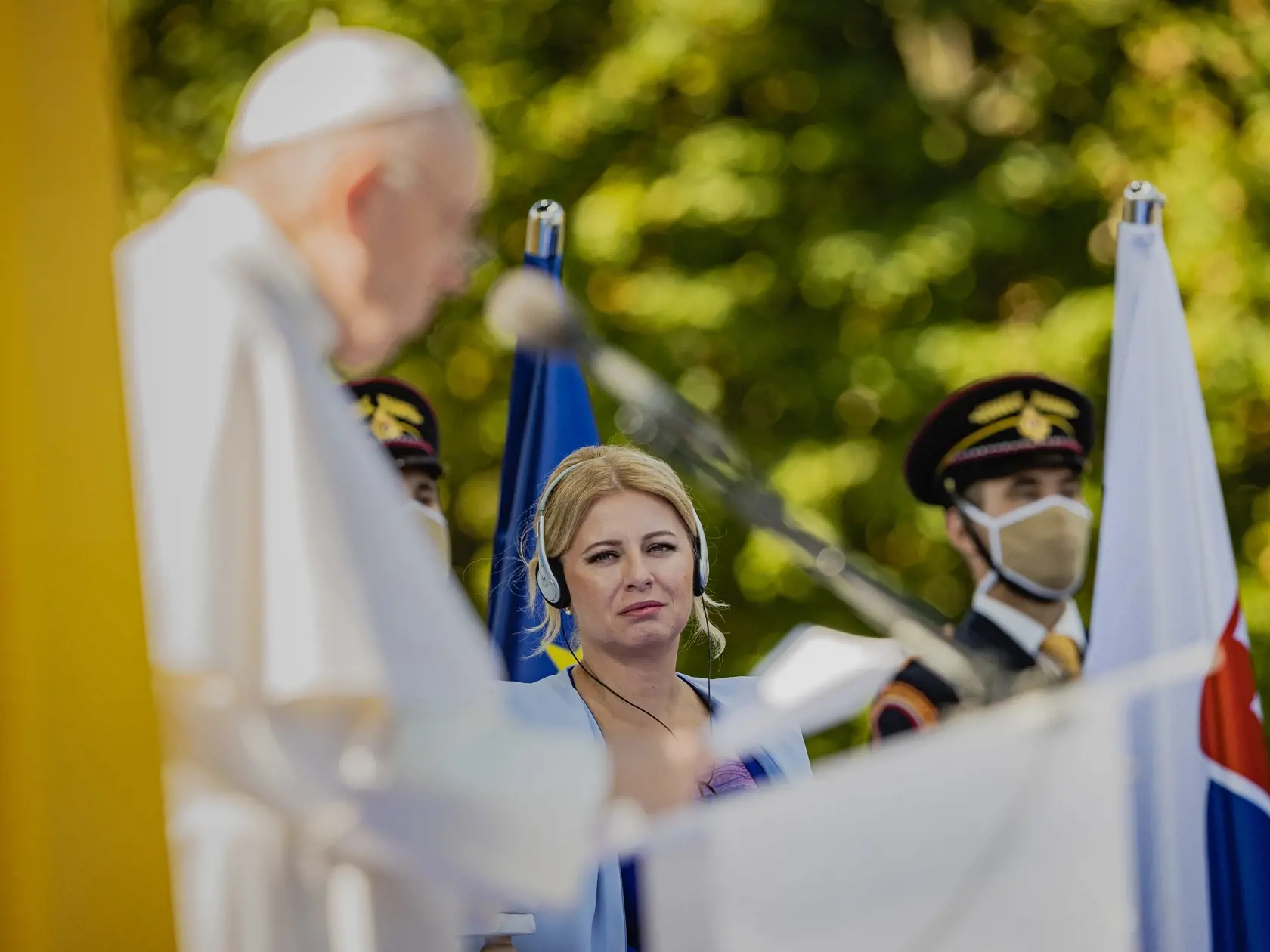 Pápež František sa v pondelok 13.9. 2021 zúčastnil oficiálneho prijatia u Prezidentky Slovenskej republiky Zuzany Čapautovej a následného stretnutia s osobnosťami politického, spoločonského aj kultúrnehon života v záhrade Prezidentského paláca.