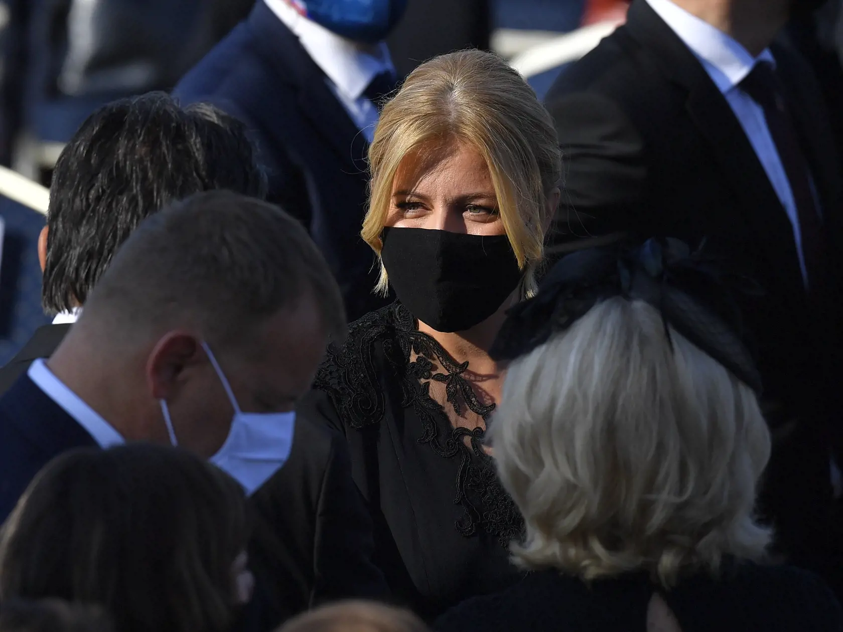 "Dnes som sa rozlúčila na letisku so Svätým Otcom.  V duchu som ale so slzami kývala aj tomu svojmu. V pondelok ešte vnímal, keď som mu povedala, že mu pápež požehnal. Odišiel v pokoji, doma, v starostlivosti rodiny. Ďakujem za všetko, Oci.  V mene celej rodiny ďakujem za všetku prejavenú sústrasť," napísala prezidentka.