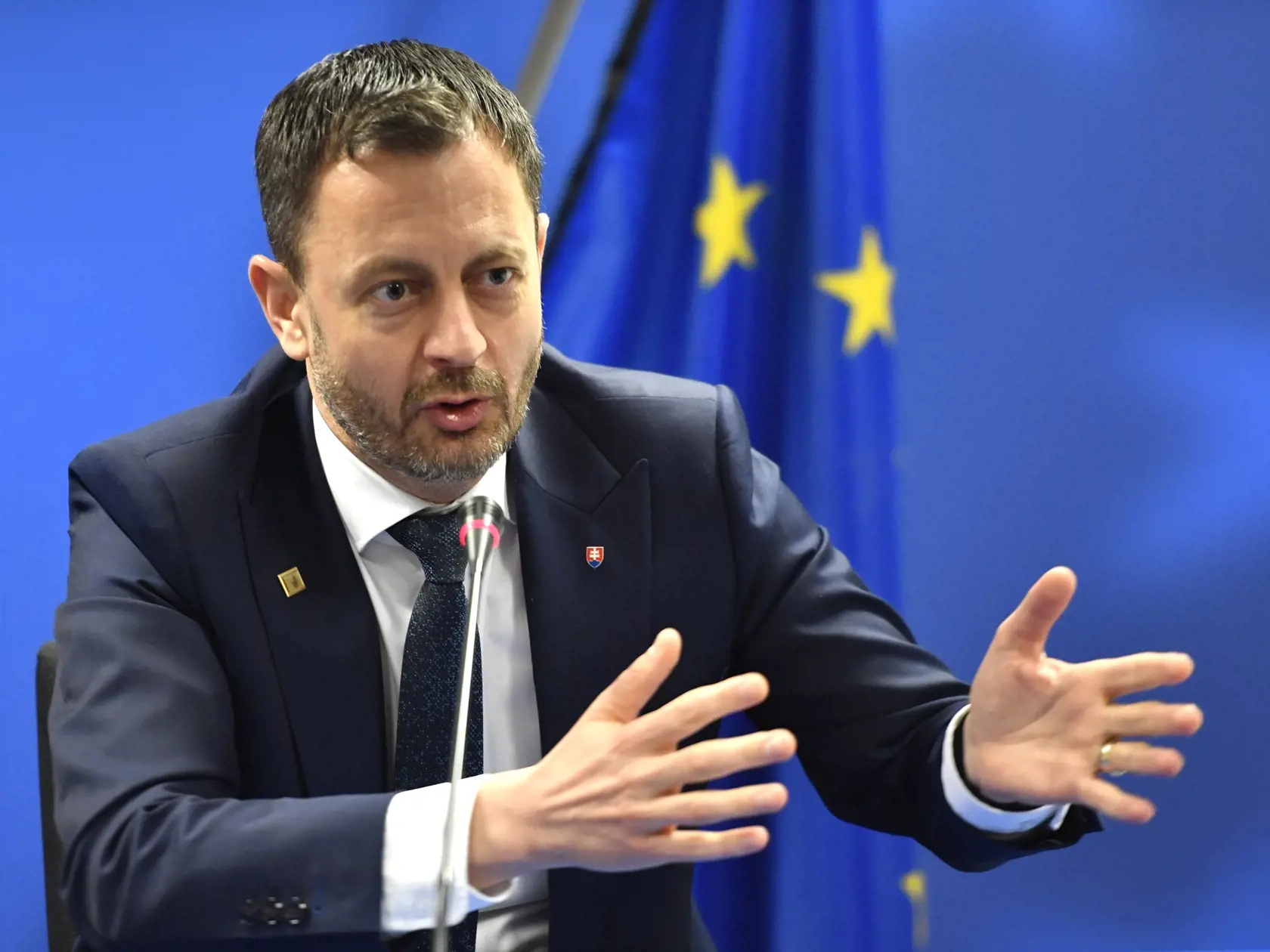 Slovenský premiér Eduard Heger reční počas tlačovej konferencie na summite EÚ v Bruseli v piatok 24. marca 2023.