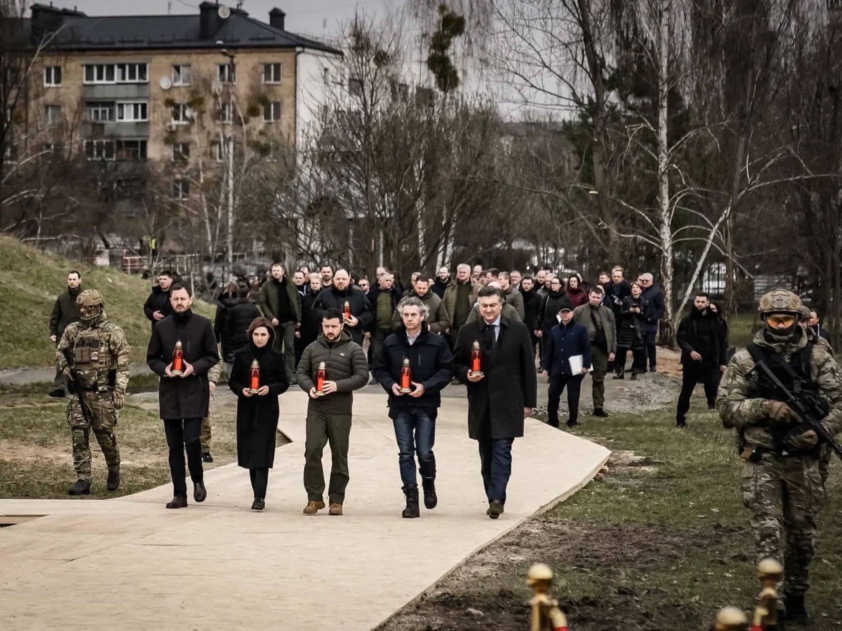 "MESTO, KTORÉ UŽ NAVŽDY BUDE PRIPOMÍNAŤ OBETE RUSKEJ AGRESIE. Dnes som sa takmer po roku vrátil do Buče. Mesto je od Kyjiva vzdialené ani nie hodinu cesty autom. V marci 2022 Buču obsadili Rusi. Miestni obyvatelia v snahe zachrániť si životy písali na svoje brány TU ŽIJÚ ĽUDIA. Neuchránilo ich to, práve naopak. Po oslobodení Buče našla ukrajinská armáda zbombardované a vyrabované domy, nemocnice, školy. No čo horšie aj desiatky mŕtvych civilistov," napísal Heger.