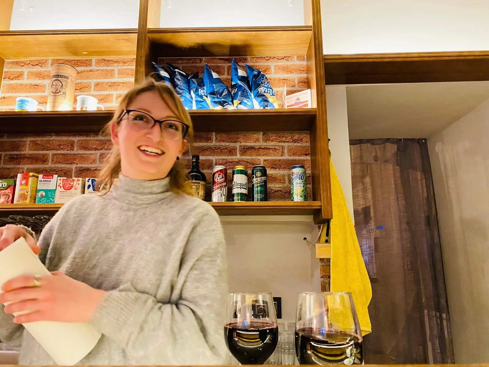 Emily, Banská Štiavnica, čašníčka: "Nie, neplánujem si kupovať fľašky na sklade a piť ich doma. Cez koronu stačilo. Ale v rámci mojej práce - ťažko povedať, či k nám teraz budú ľudia chodiť menej. Máme pár svojich zákazníkov čo k nám chodia, lebo sa u nás cítia dobre a doma nechcú byť. Zároveň fungujeme ako kultúrne centrum, takže minimálne kvôli akciám dúfame, že ľudia naďalej budú chodiť. Verím, že ceny sa podarí nastaviť tak, aby ani jedna strana netrpela."