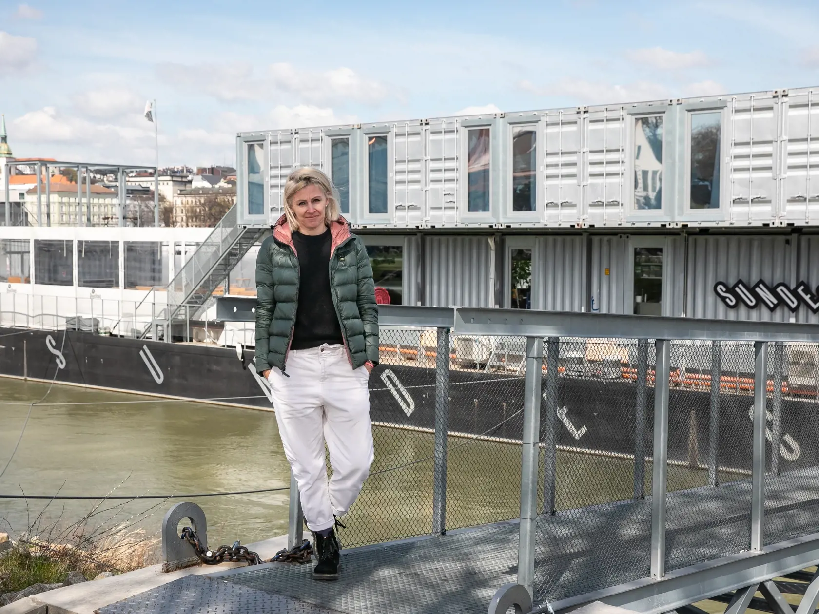 Petra, majiteľka Sundeck, Bratislava: Budeme musieť reflektovať tú zvýšenú spotrebnú daň aj na našich cenách, ale naše ceny sú dlhodobo priaznivé, takže neočakávame, že by to znížilo záujem našich zákazníkov či návštevu našej prevádzky. Na druhú stranu vnímame, že záujem o takúto zážitkovú gastronómiu a hudobné podujatia môže skôr znížiť celková inflácia spotrebného koša. Našim zákazníkom zostane menej peňazí na relatívne luxusné tovary a služby, ako sú kvalitná gastronómia a hudobné podujatia.