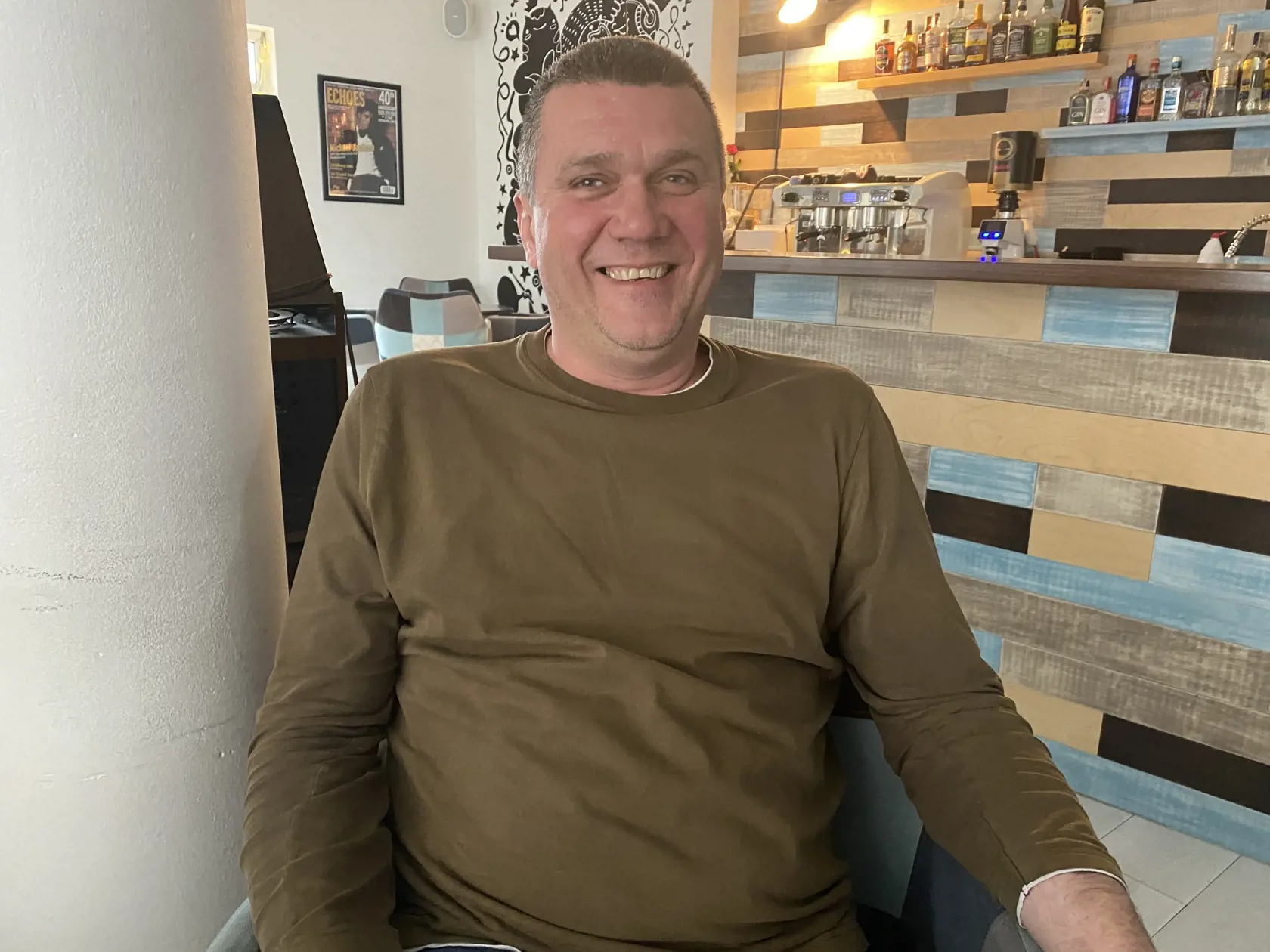 Róbert (49), Prešov, zákazník: "Ja som to už vyriešil. Navrhnem majiteľke baru, aby nalievala namiesto 0,4 cl na 0,3 cl. Cena sa nezmení, iba sa zníži objem."