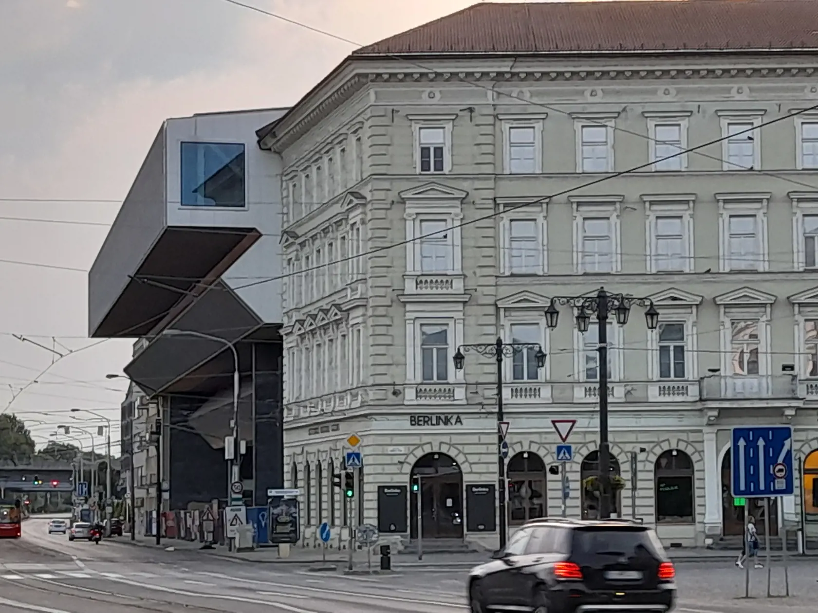S budovou Slovenskej národnej galérie susedí takáto modernistická stavba.