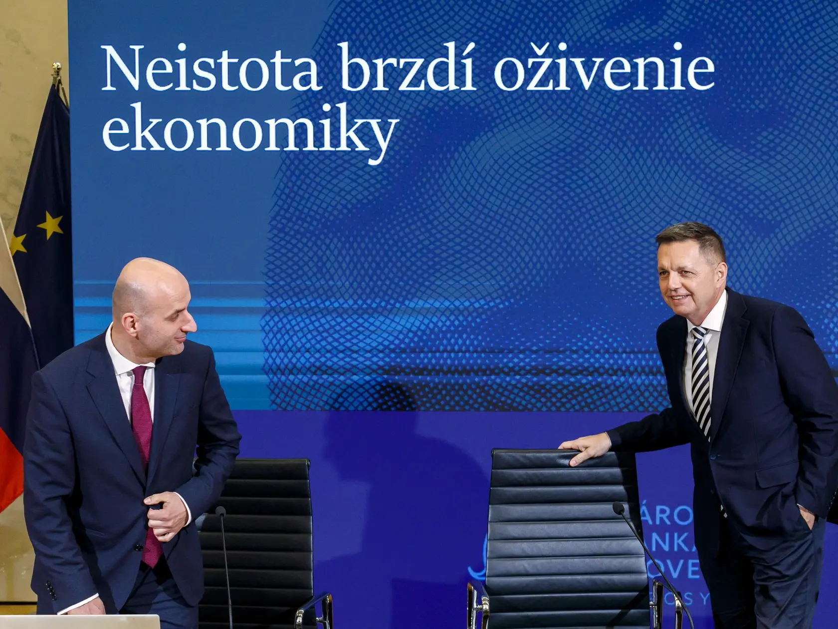 Na snímke zľava hlavný ekonóm Národnej banky Slovenska Michal Horváth a guvernér Národnej banky Slovenska Peter Kažimír počas tlačovej konferencie Národnej banky Slovenska na tému ekonomický a menový vývoj NBS - jar 2025. V Bratislave 25. marca 2025. FOTO TASR - Dano Veselský