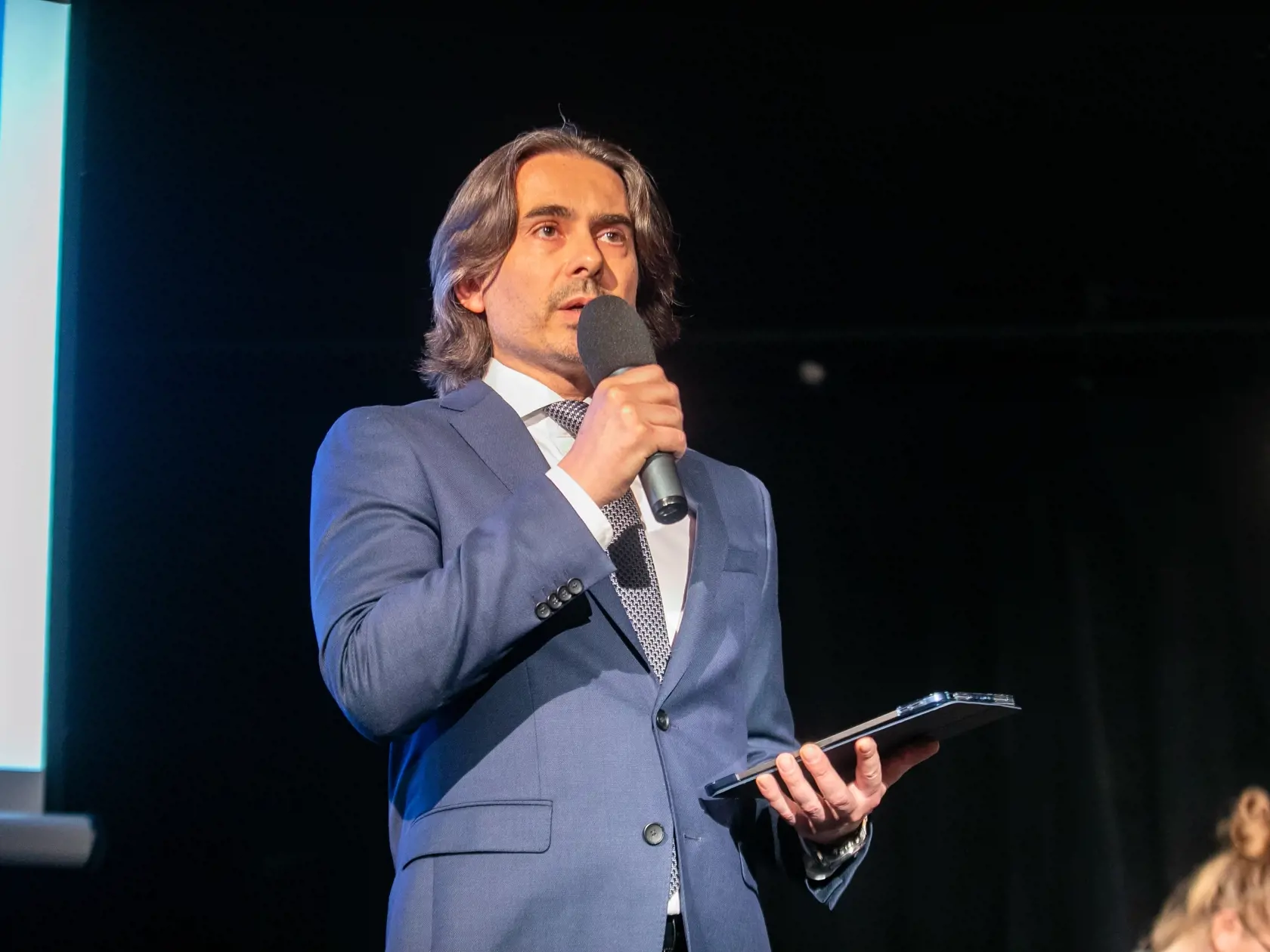 Verejný odpočet činnosti a hospodárenia SND za rok 2021. Nové SND, modrý salónik. Na fotke je Matej Drlička.
