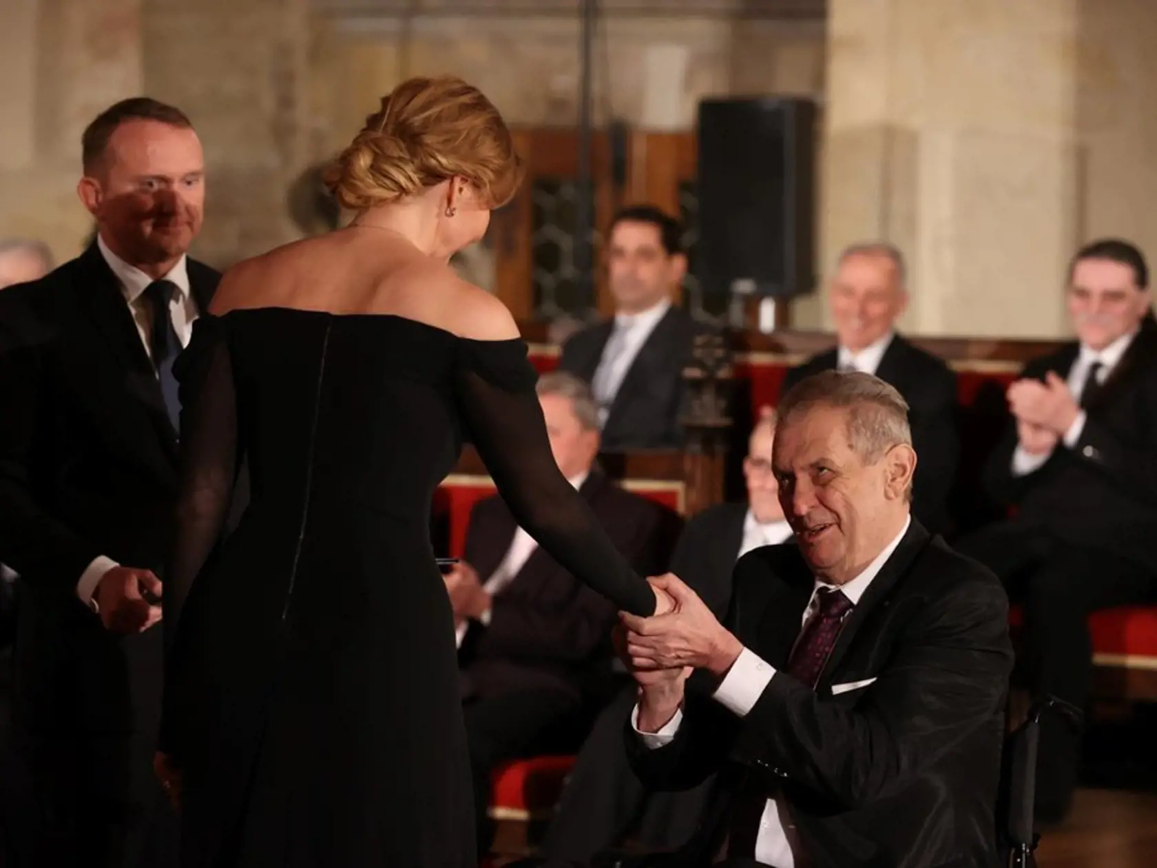 Vdova Ivana Gottová prevzala štátne vyznamenanie pre jej zosnulého manžela Karla Gotta (†80). Na slávnostnú udalosť zvolila čiernu róbu s odhalenými ramenami.