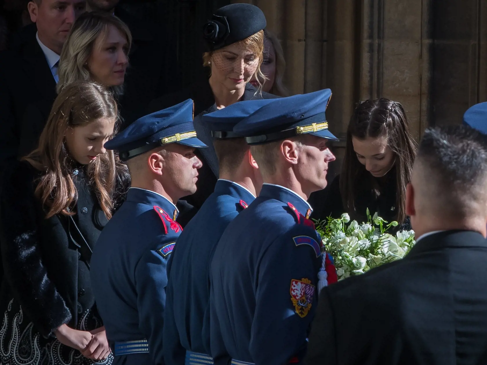 Zádušná omša za zosnulého Karla Gotta v chráme Svätého Víta na Pražskom hrade. S hudobnou legendou sa prišlo rozlúčiť množstvo známych osobností kultúrneho a verejného života. Na snímke je Nelly Sofie Gottová, Ivana Gottová a Charlotte Ella Gottová.