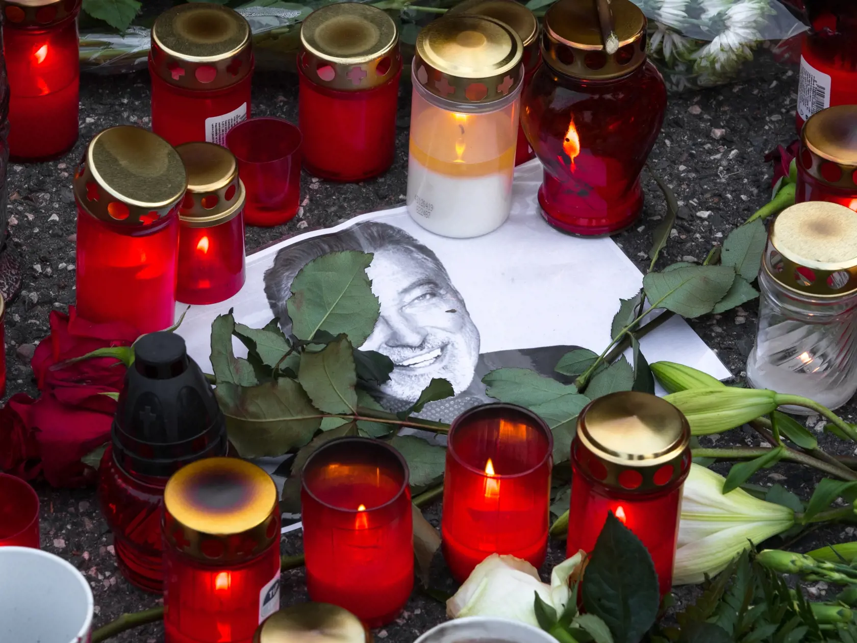 Rozlúčka so zosnulým spevákom Karlom Gottom pred jeho domom v Prahe - Nad Bertramkou. Stovky fanúšikov prišlo vzdať hold československej hudobnej legende. 