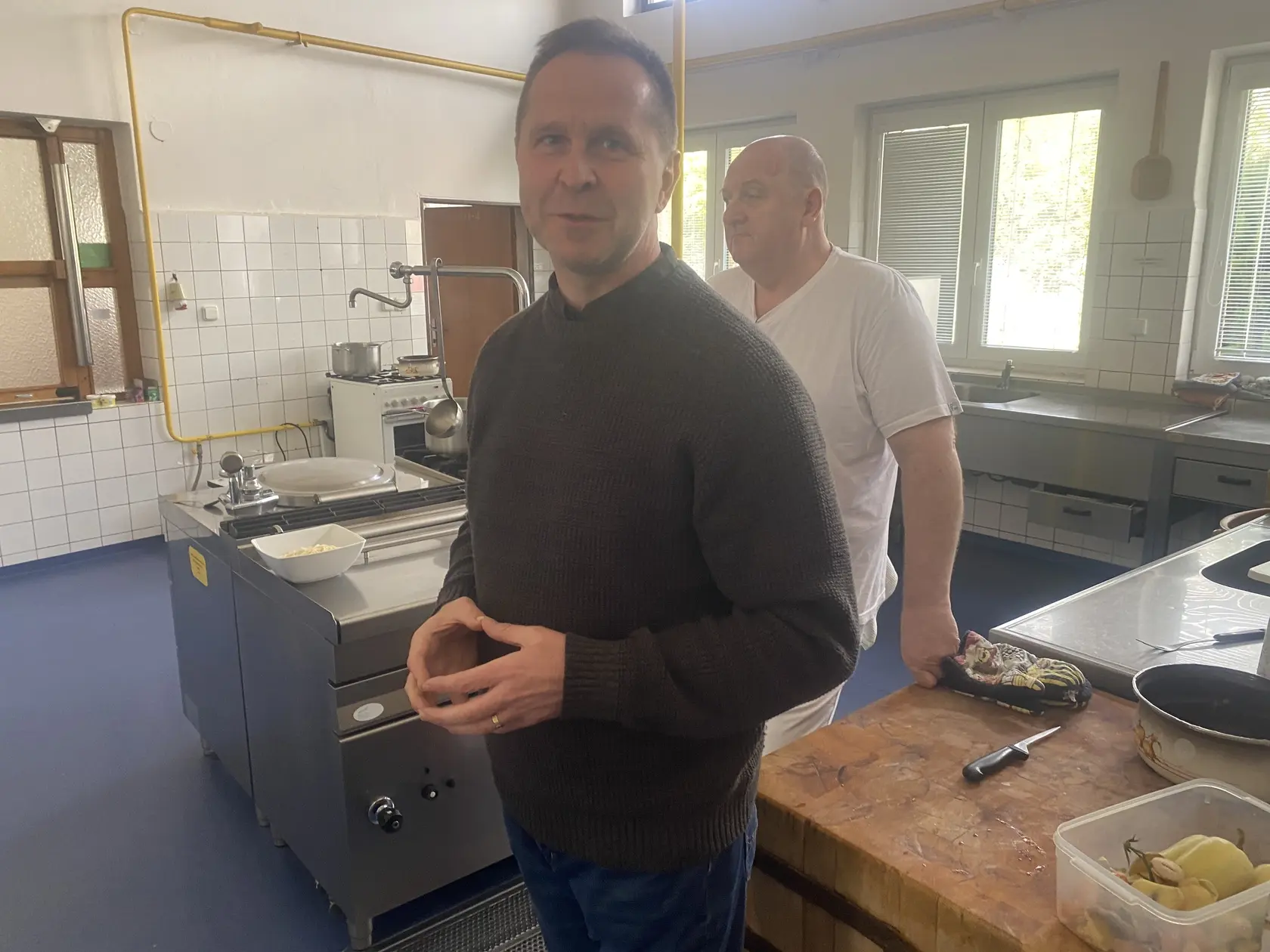Predstavený prešovských jezuitov, páter Ján Benkovský z Exercičného domu v Prešove, v kuchyni, kde navštívil zamestnancov pápež František. 