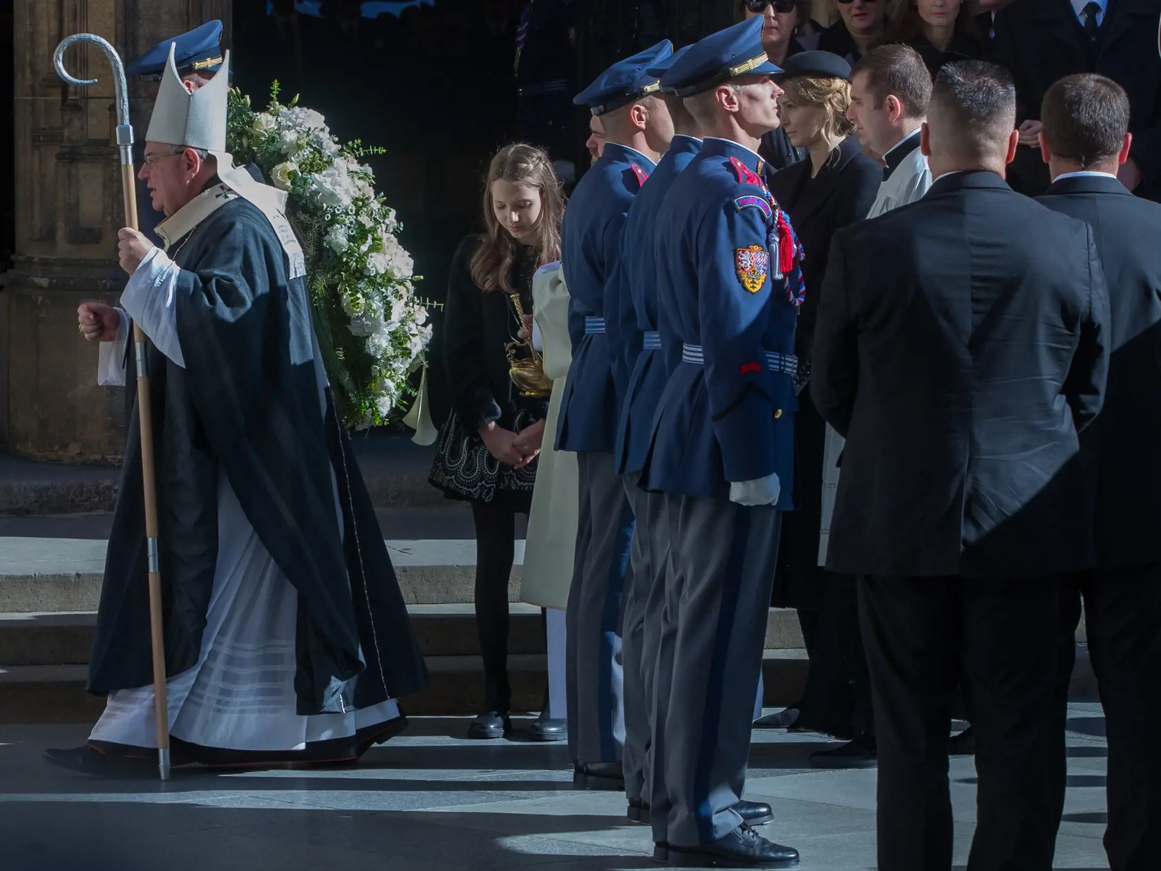 Zádušná omša za zosnulého Karla Gotta v chráme Svätého Víta na Pražskom hrade. S hudobnou legendou sa prišlo rozlúčiť množstvo známych osobností kultúrneho a verejného života.