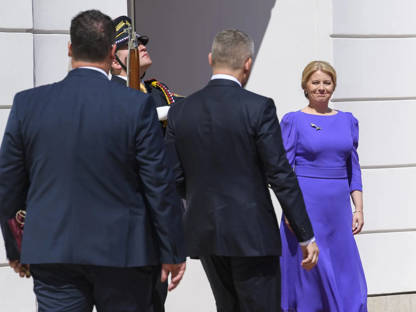 Na snímke nový prezident SR Peter Pellegrini (chrbtom) počas prevzatia Prezidentského paláca z rúk jeho predchodkyne Zuzany Čaputovej 15. júna 2024 v Bratislave. FOTO TASR - Michal Svítok 