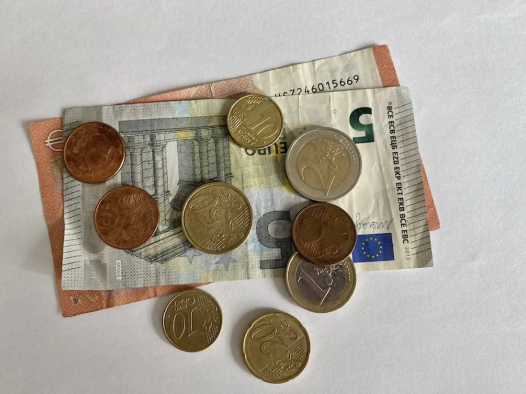 Obyvatelia Slovenska, ktorí majú mesačný príjem za posledných šesť mesiacov najviac vo výške 1,81-násobku životného minima a nebola im poskytnutá dotácia na podporu humanitárnej pomoci, alebo v roku 2022 nedostali žiadnu z doterajších foriem inflačnej pomoci, budú mať nárok na jednorazový príspevok vo výške 100 eur.