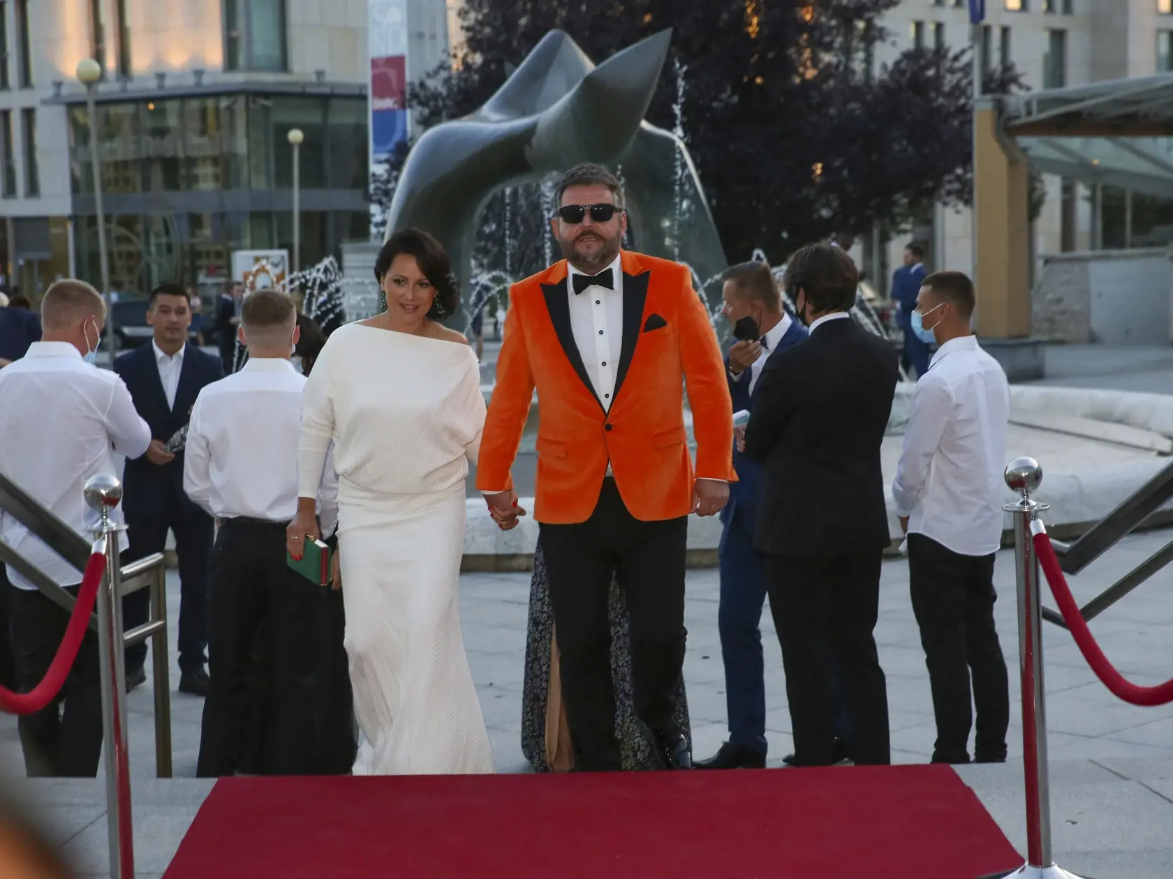 Príchody OTO 2020. 
Na snímke moderátor Michal Hudák s partnerkou.