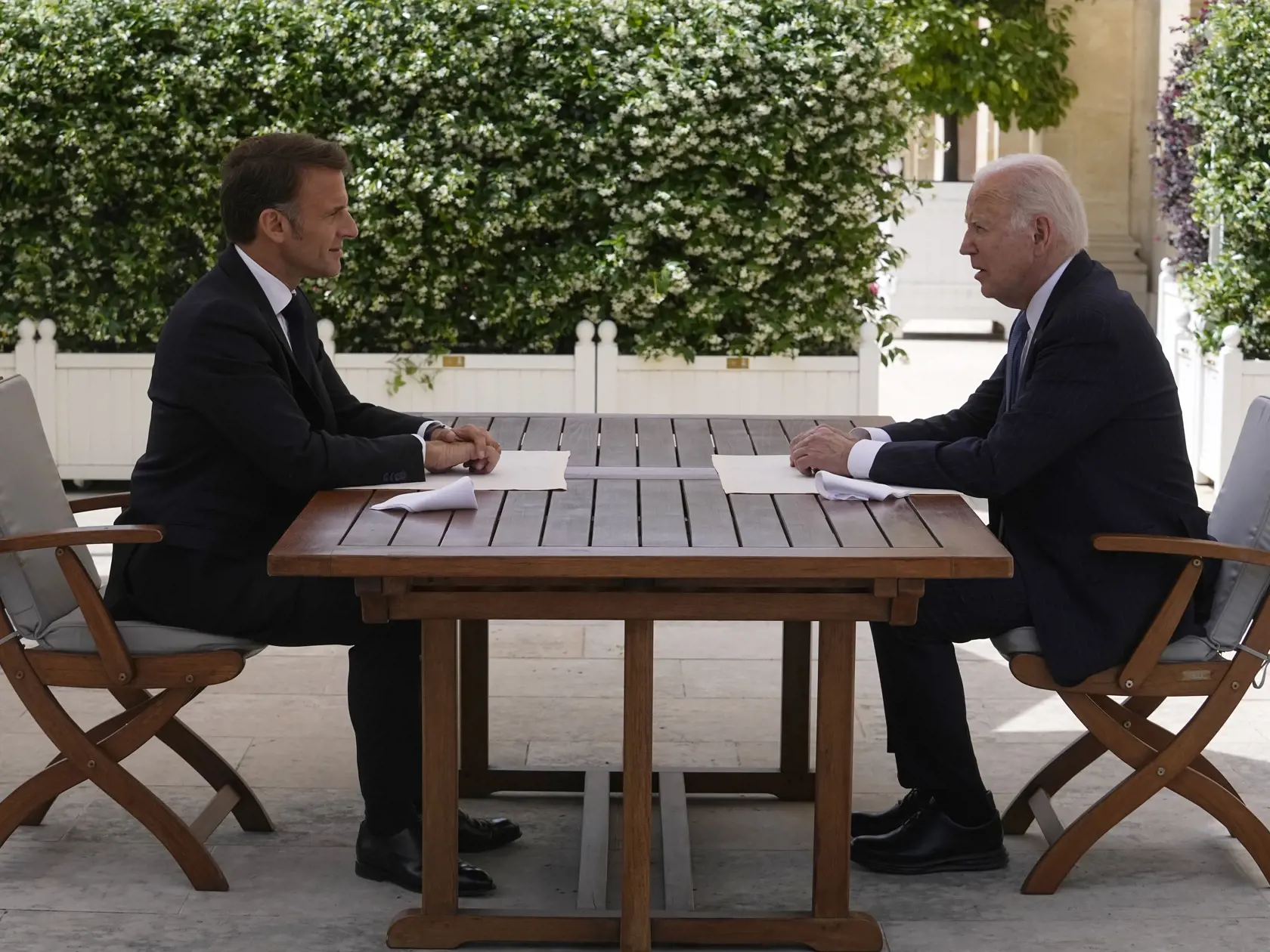 Francúzsky prezident Emmanuel Macron (vľavo) a americký prezident Joe Biden diskutujú počas stretnutia v Elyzejskom paláci v Paríži v sobotu 8. júna 2024. Biden v stredu pricestoval na päťdňovú  návštevu Francúzska, kde sa v Normandii zúčastnil na oslavách 80. výročia vylodenia spojencov. Do Francúzska pricestoval počas volebného roka. Podľa prieskumov pred novembrovými prezidentskými voľbami zvádza tesný súboj s republikánom Donaldom Trumpom.