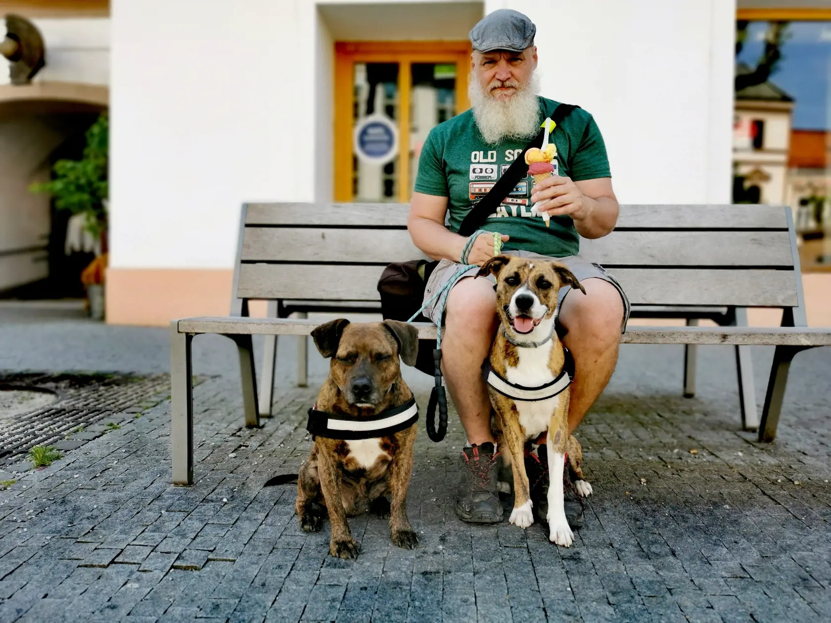 Zvýšenie cien Trenčanov nepotešilo. „Zmrzlinu si v lete vždy rád dám, ale musím priznať, že jej cena ma zaráža. Aby dva kopčeky zmrzliny stáli 3,40 eura, čo je oveľa viac ako liter sladeného nápoja, je prehnané. Obávam sa, že onedlho sa už budem na zmrzlinu len pozerať a prestanem kupovať,“ povedal Marián (49).