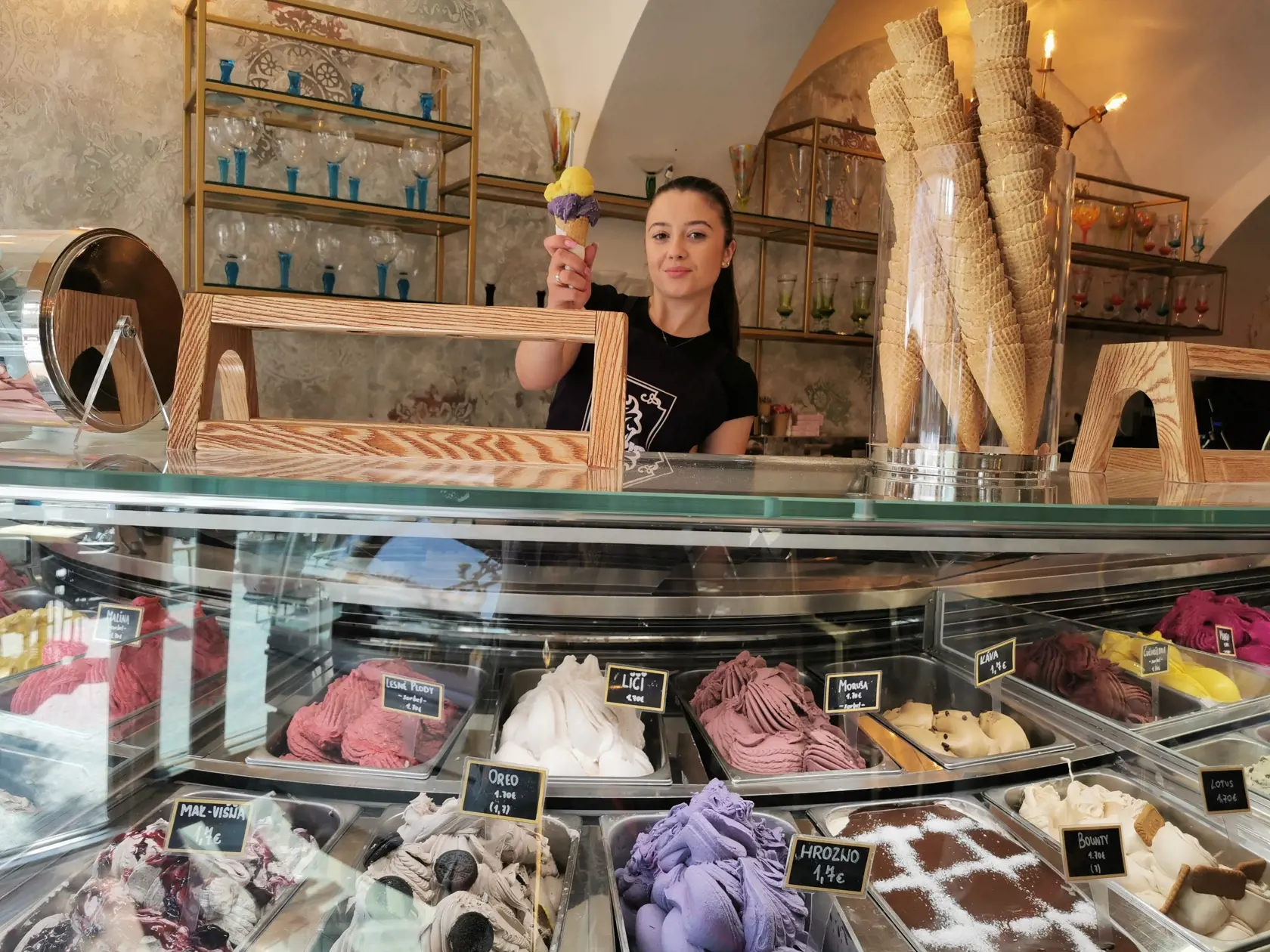 „Najlacnejšie zmrzliny máme s príchuťou vanilky, čokolády, také tie klasiky. Kopček stojí 1,50 eura. Najdrahšie máme pistáciu, slaný karamel, také tie vychýrenejšie príchute, tie sú za 1,70 eura. Oproti minulému roku sme zdraželi. Najlacnejšie stáli vlani 1,20 eura a najdrahšie 1,50 eura. Dôvodom je zvýšenie cien energií, surovín. Všetky zmrzliny robíme z kvalitných surovín, všade pridávame ovocie, tak preto,“ povedala nám Sabina Kobzová, zamestnankyňa zmrzlinárne.