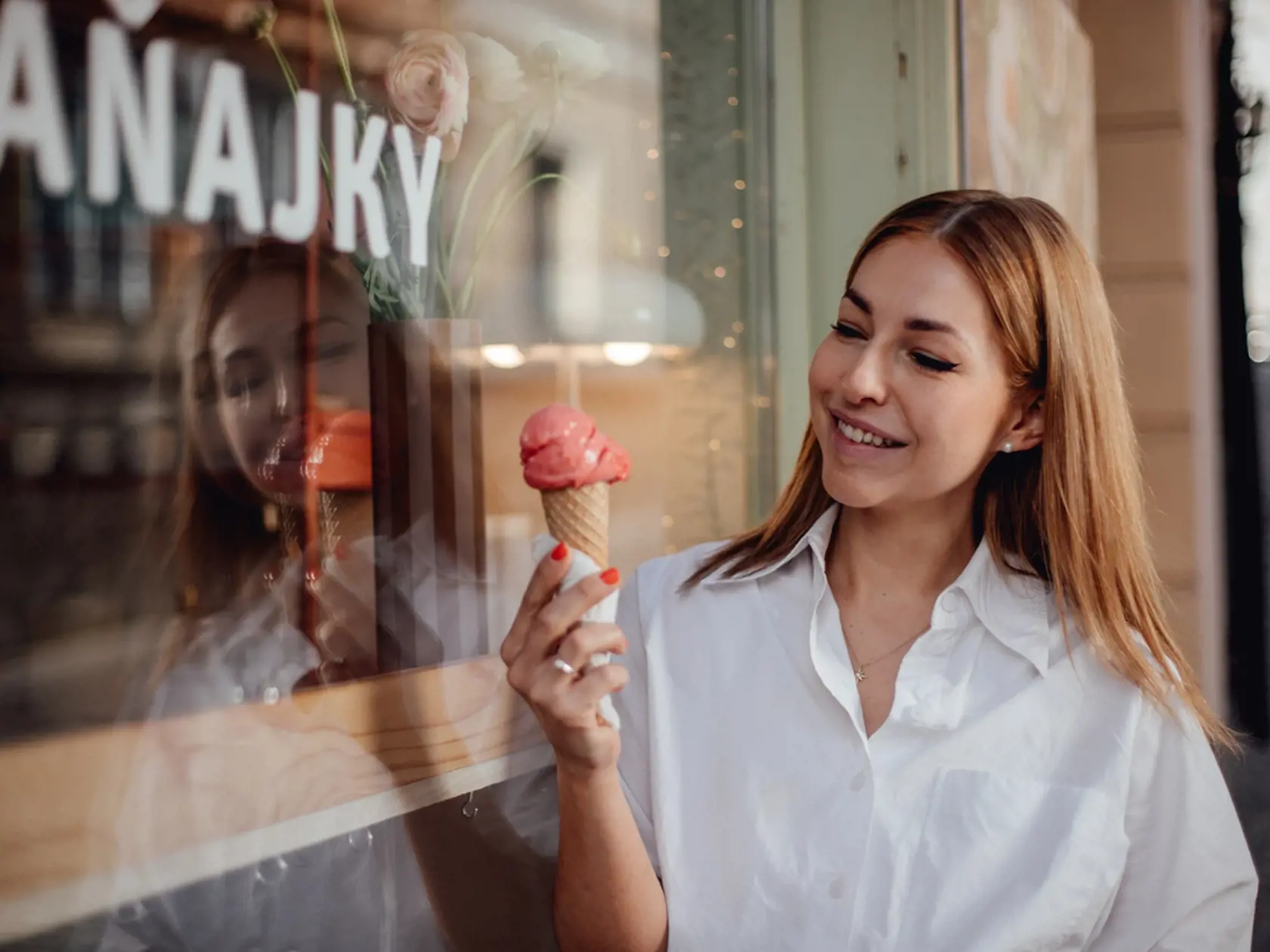 „Cenu za kopček sme tento rok zvýšili na 1,80 eura (navýšenie o 0,20 € oproti minulému roku). Vegánske zmrzliny sú za 1,90 €. Zdraželi nám základné suroviny, ako sú mlieko, smotana, a zároveň som si chcela udržať kvalitu, prípadne ju o niečo zvýšiť. V každej ovocnej zmrzline je veľký podiel ovocia alebo ovocného pyré a takisto máme kvalitné kornútky priamo z Talianska,“ zdôvodnila Júlia Kováčová, majiteľka zmrzlinárne Moja Marína.