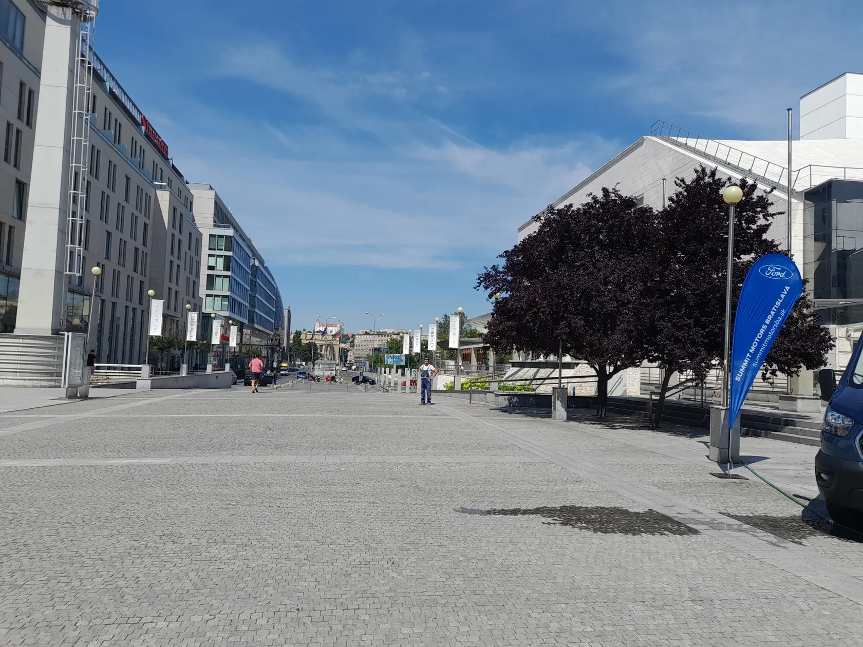 Promenáda pred budovou nového SND v Bratislave.