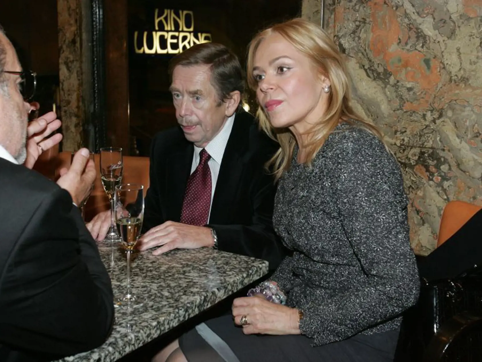 Starý otec s vnučkou? Nie, to je iba exprezident Havel so svojou manželkou.